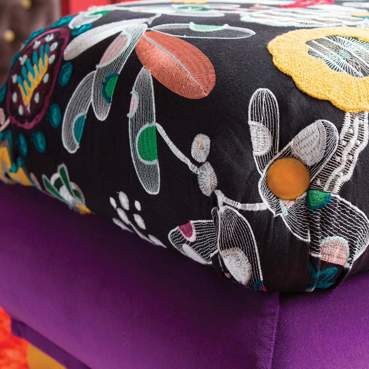 Ce pouf vivant et charmant ajoutera un accent de sophistication fantaisiste à n'importe quel salon ou vanité de chambre à coucher. Reposant sur une structure en bois de hêtre avec des pieds laqués jaunes, le plateau est garni de mousse de