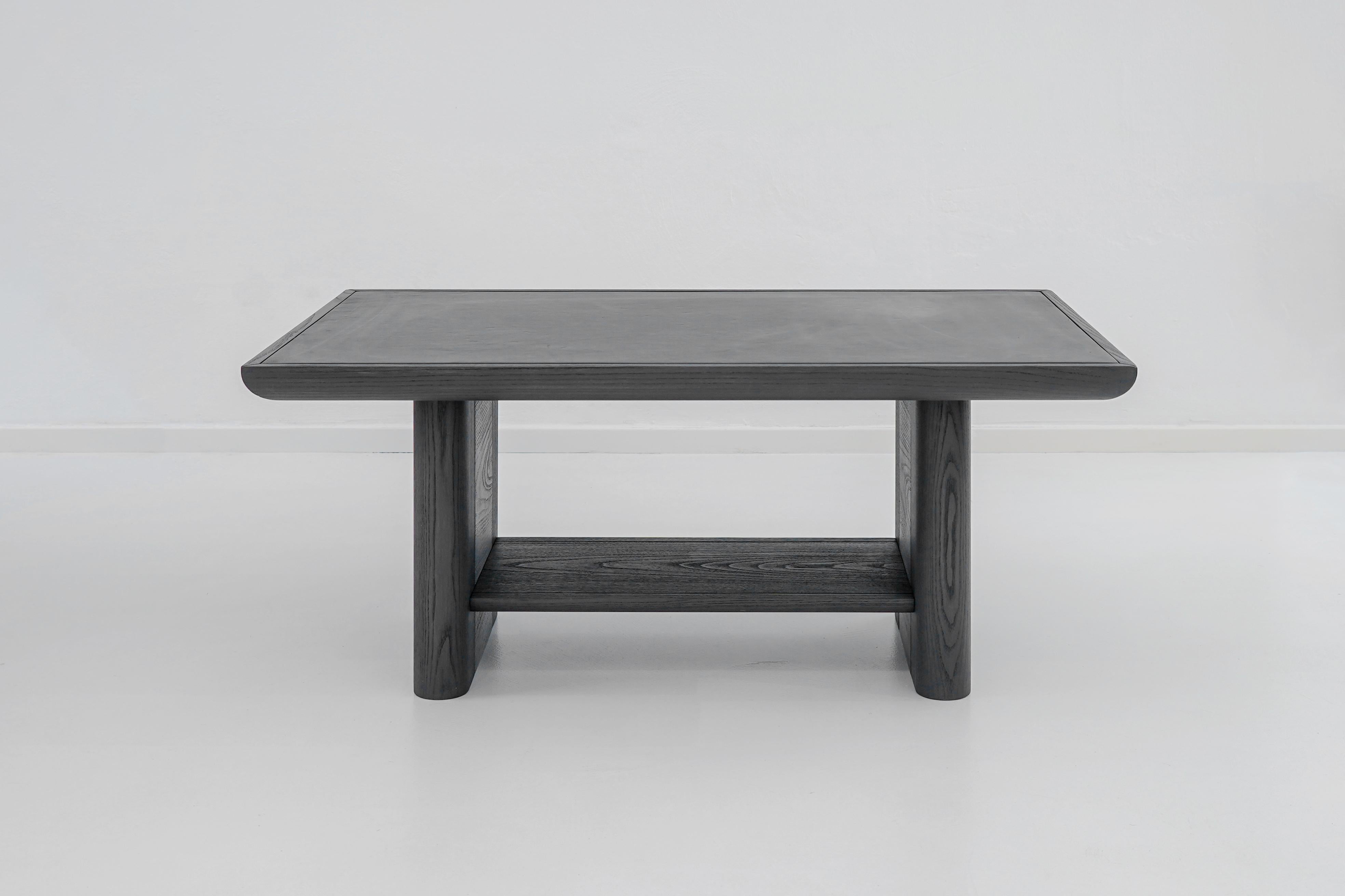 The Vittorio series of side tables is striking in its simplicity and elegance. The bold, archetypal structure emphasizes the beauty and naturalness of wood.
A customizable leather top supported by two plinths with curved ends and joined by a subtle