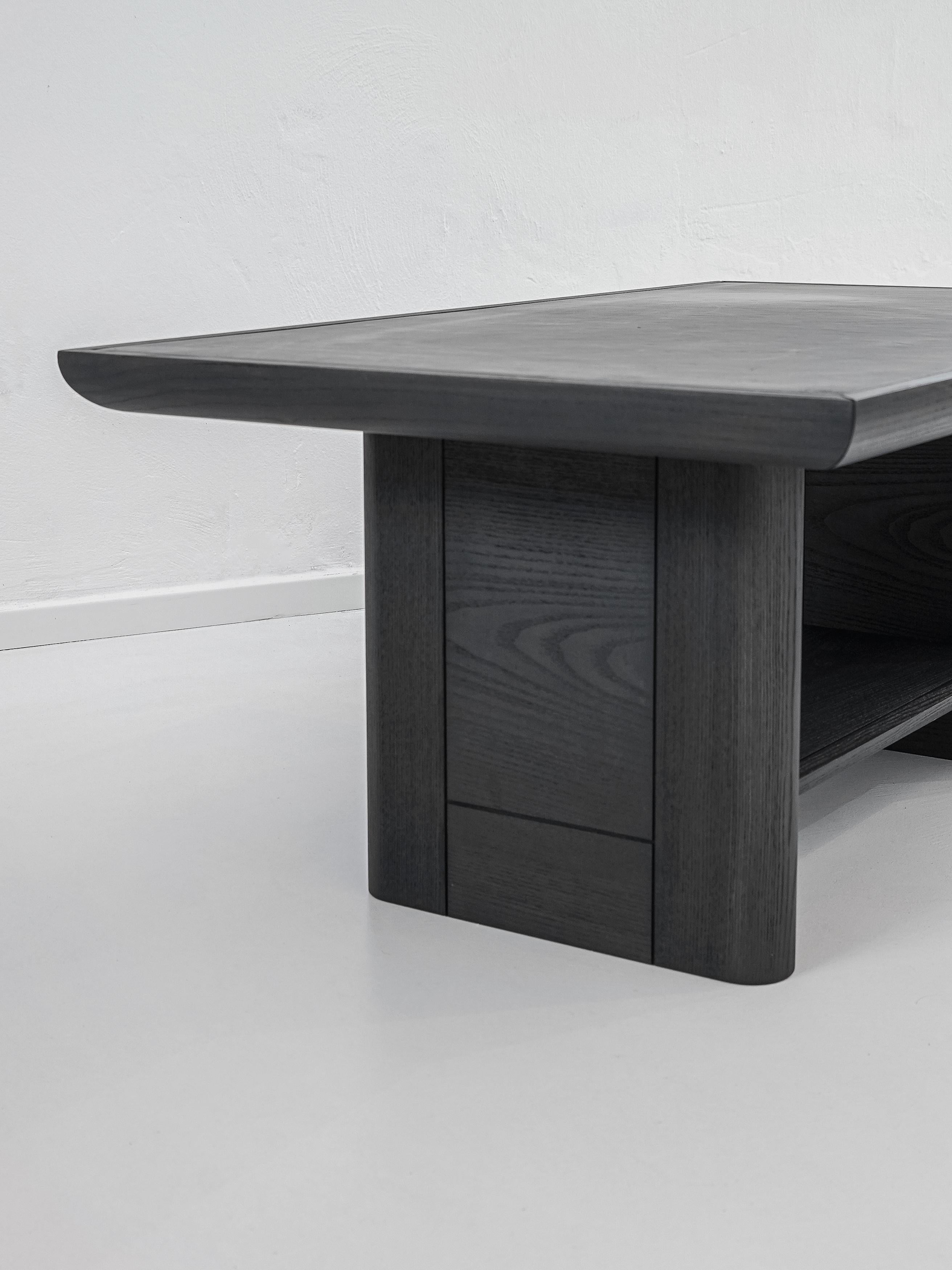 Moderno Vittorio Side Table in Black Ash Wood & Black Aniline Leather in vendita