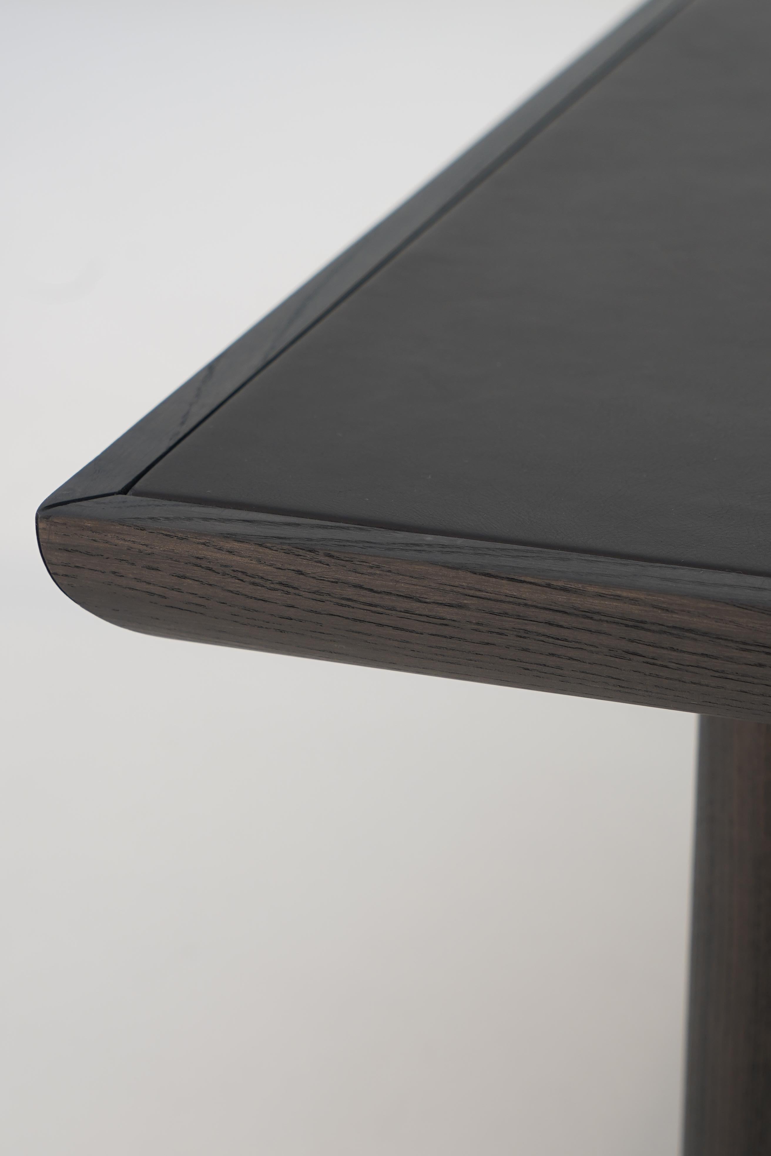 Italian Vittorio Side Table in Black Ash Wood & Black Aniline Leather in vendita