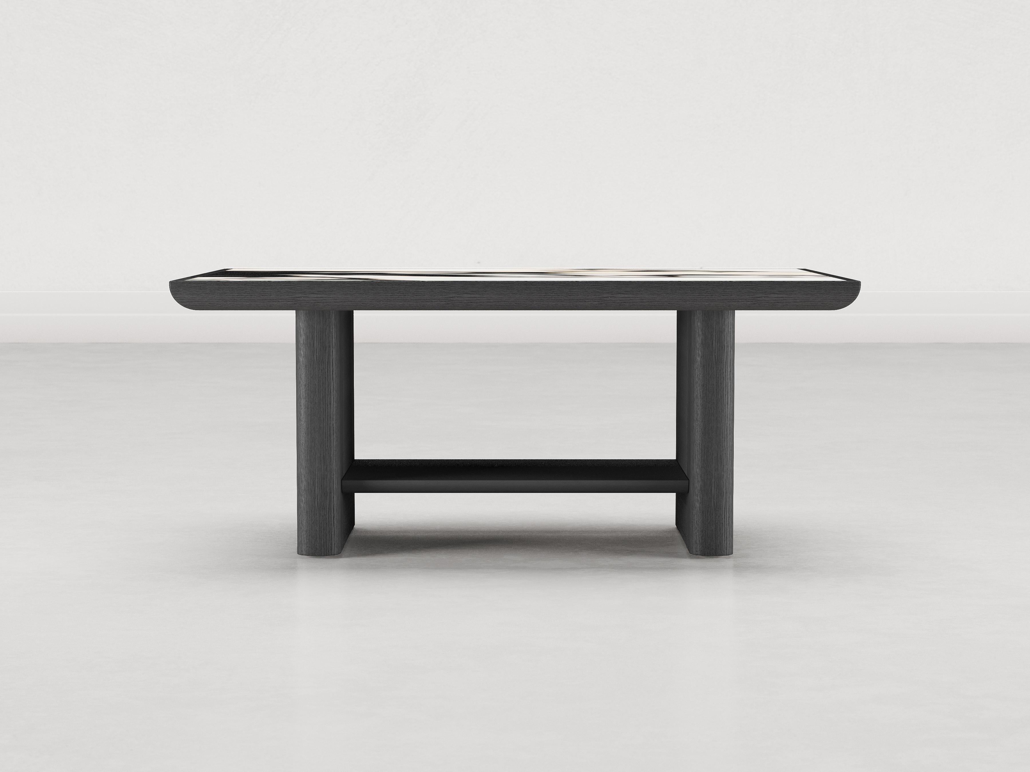 La série de tables d'appoint Vittorio frappe par sa simplicité et son élégance. La structure audacieuse et archétypale met en valeur la beauté et le caractère naturel du bois.
Un plateau en cuir personnalisable soutenu par deux plinthes aux