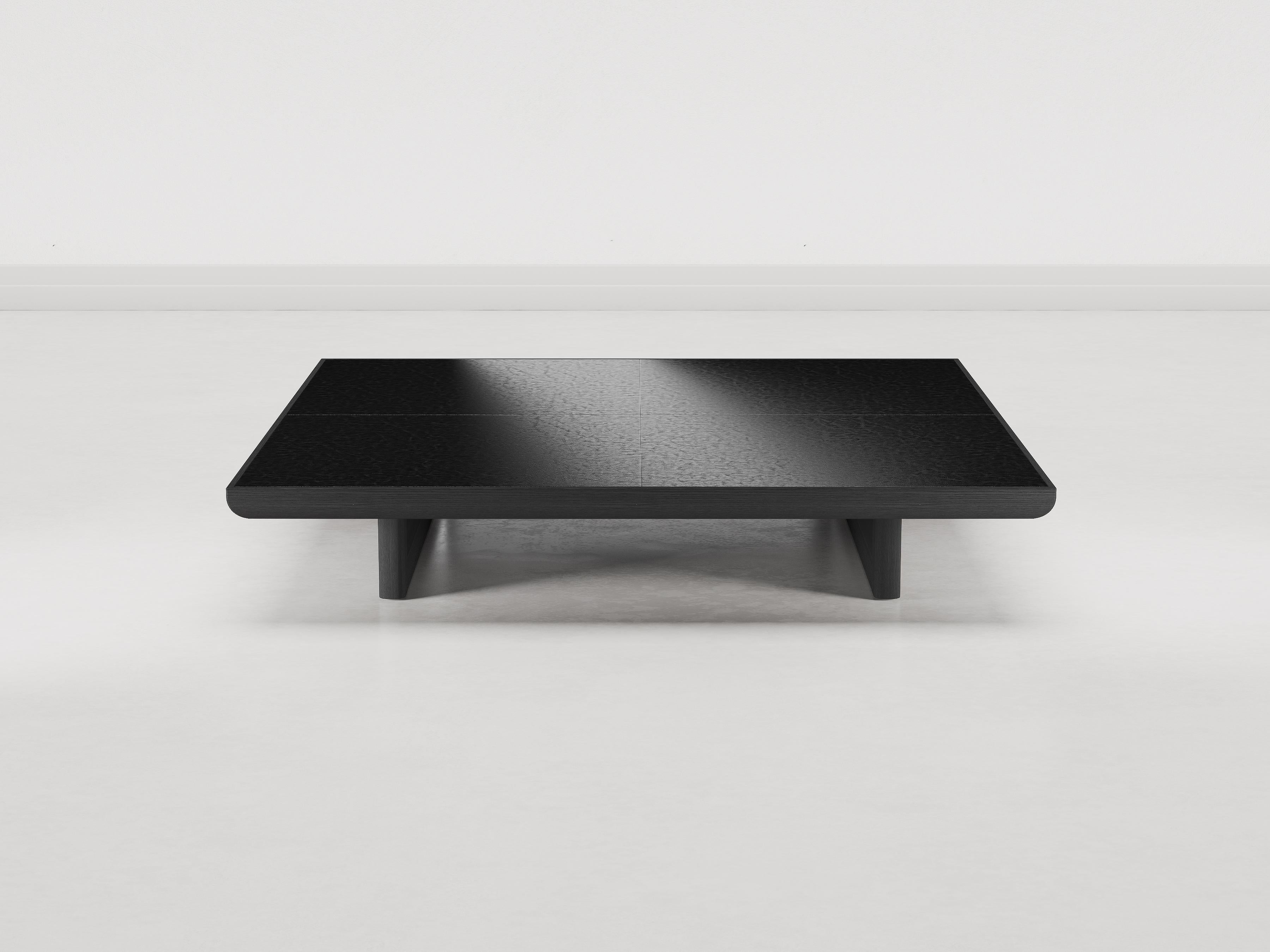 La série de tables d'appoint Vittorio frappe par sa simplicité et son élégance. La structure audacieuse et archétypale met en valeur la beauté et le caractère naturel du bois.
Un plateau en cuir personnalisable soutenu par deux plinthes aux