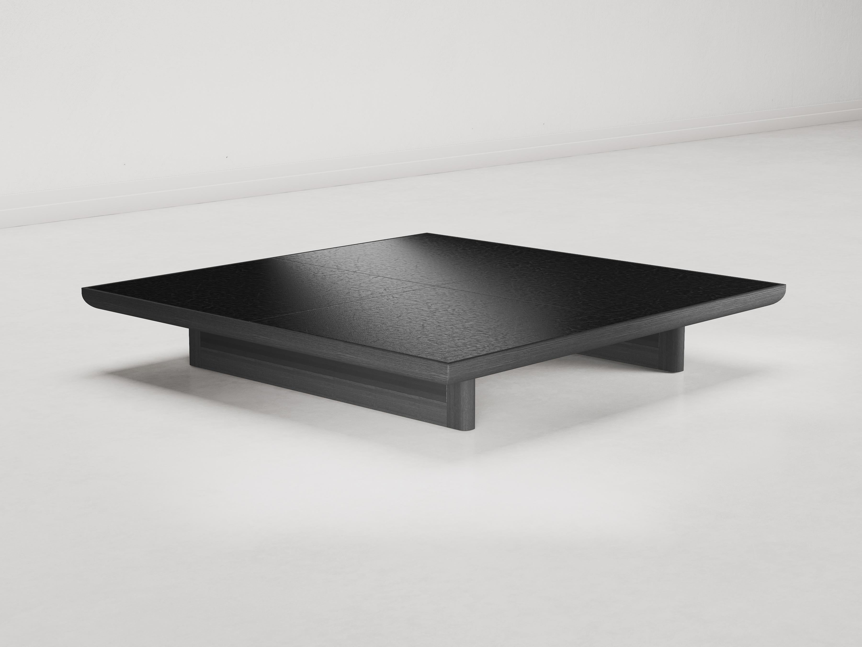 Moderne Table basse carrée Vittorio en frêne noir et cuir aniline noir en vente