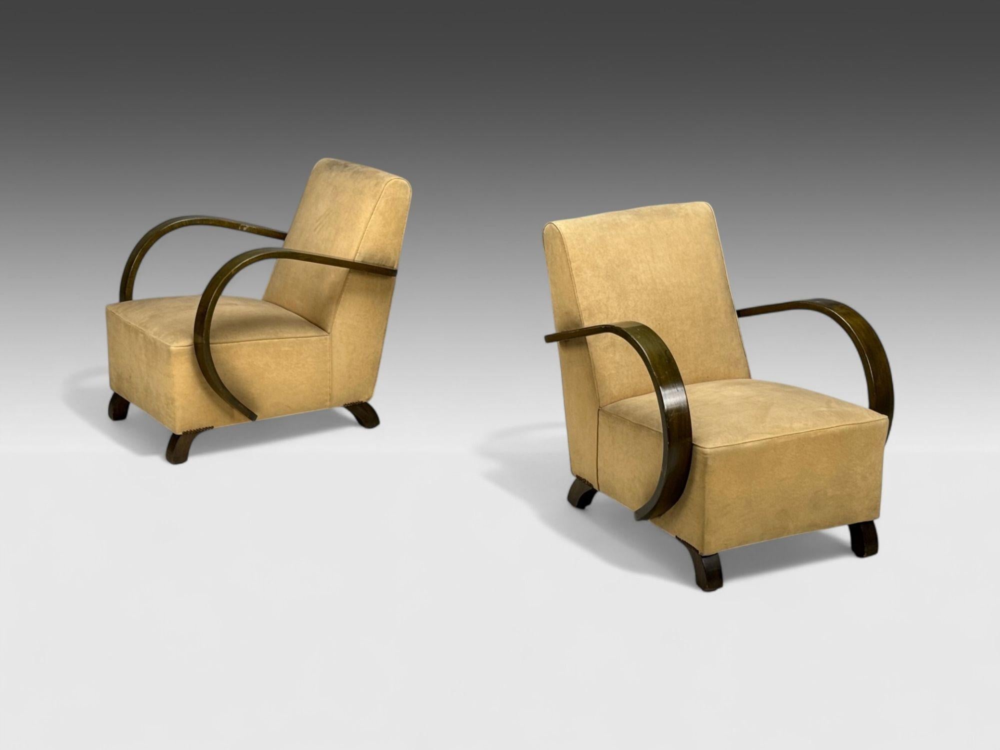 Vittorio Valabrega, velours beige, bentwood, chaises longues, Italie, années 1940

Paire de fauteuils rares conçus et produits par Vittorio Valabrega (1861- 1952) en Italie vers les années 1940. Chaque exemplaire est doté d'un cadre en bois courbé