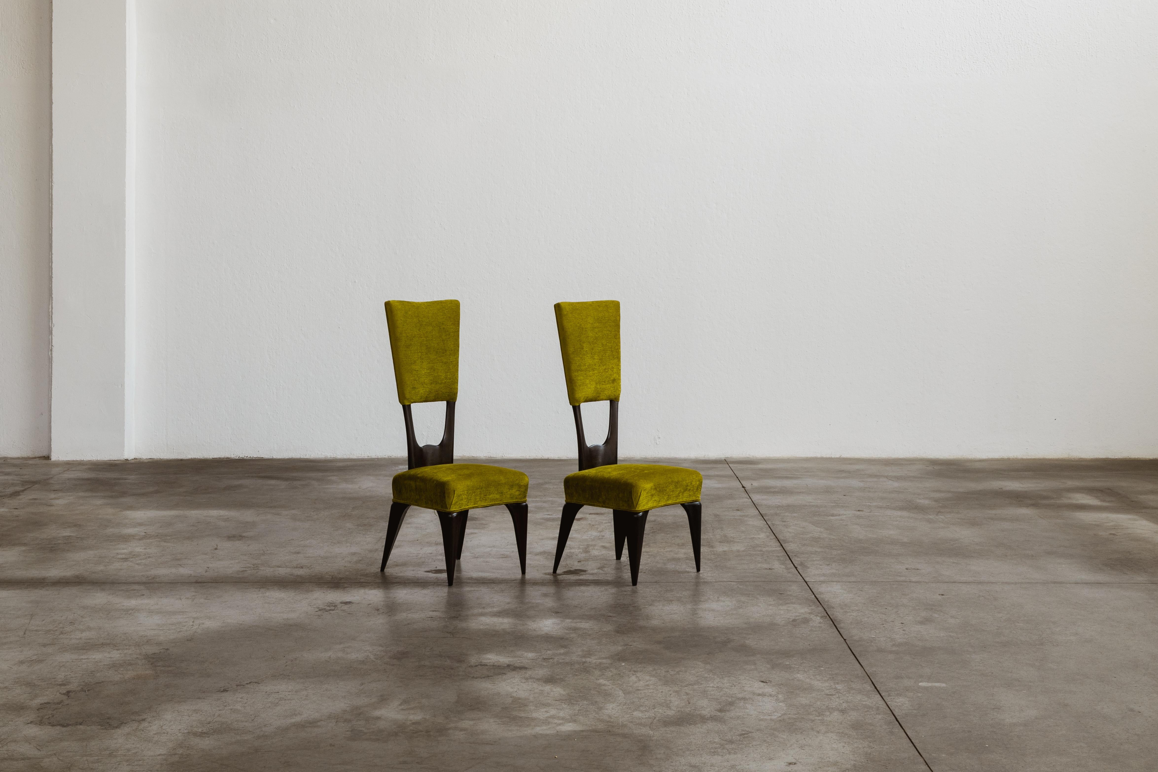 Sedie da pranzo Vittorio Valabrega, velluto verde e legno, Italia, 1950, set di due.

Queste sedie scolpite ricordano il Movimento Art Déco con le loro forme eleganti. La struttura in legno è realizzata con cura in ogni sua parte. Le gambe coniche e