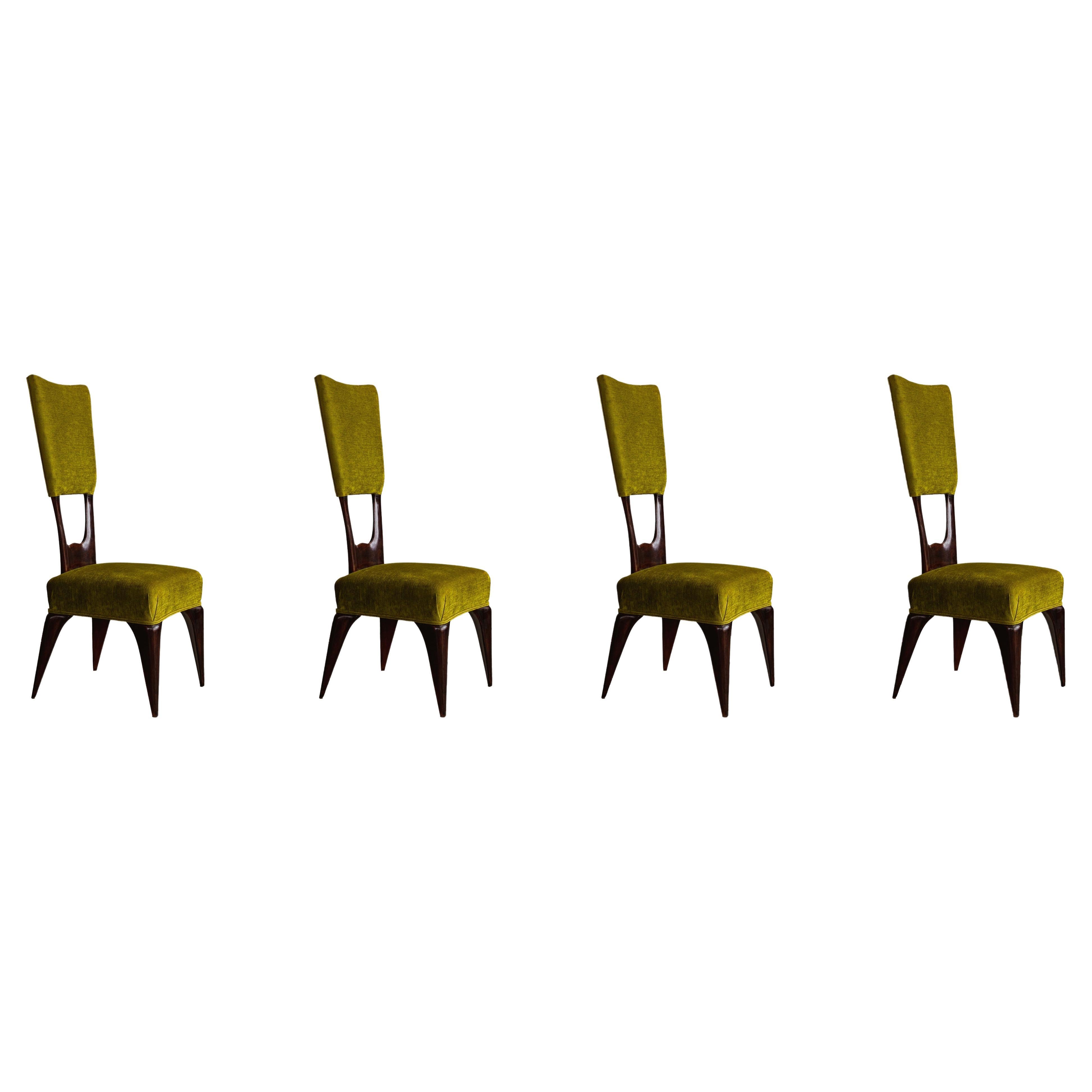 Sillas de comedor Vittorio Valabrega, terciopelo verde y madera, Italia, 1950, juego de cuatro.

Estas sillas esculpidas recuerdan el movimiento Art Déco con sus elegantes formas. La estructura de madera está cuidadosamente elaborada en cada parte.