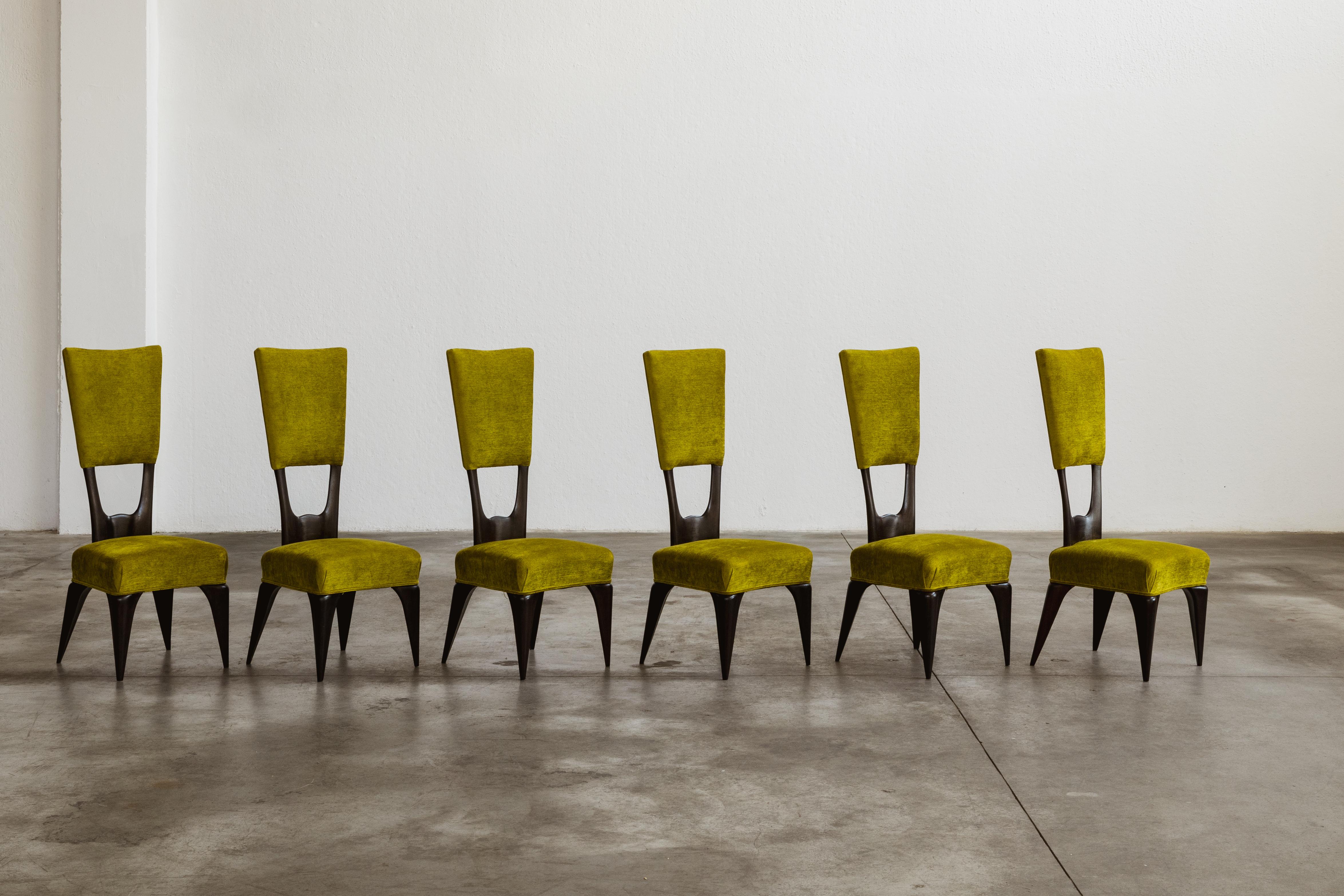 Sedie da pranzo Vittorio Valabrega, velluto verde e legno, Italia, 1950, set di sei.

Queste sedie scolpite ricordano il Movimento Art Déco con le loro forme eleganti. La struttura in legno è realizzata con cura in ogni sua parte. Le gambe coniche e