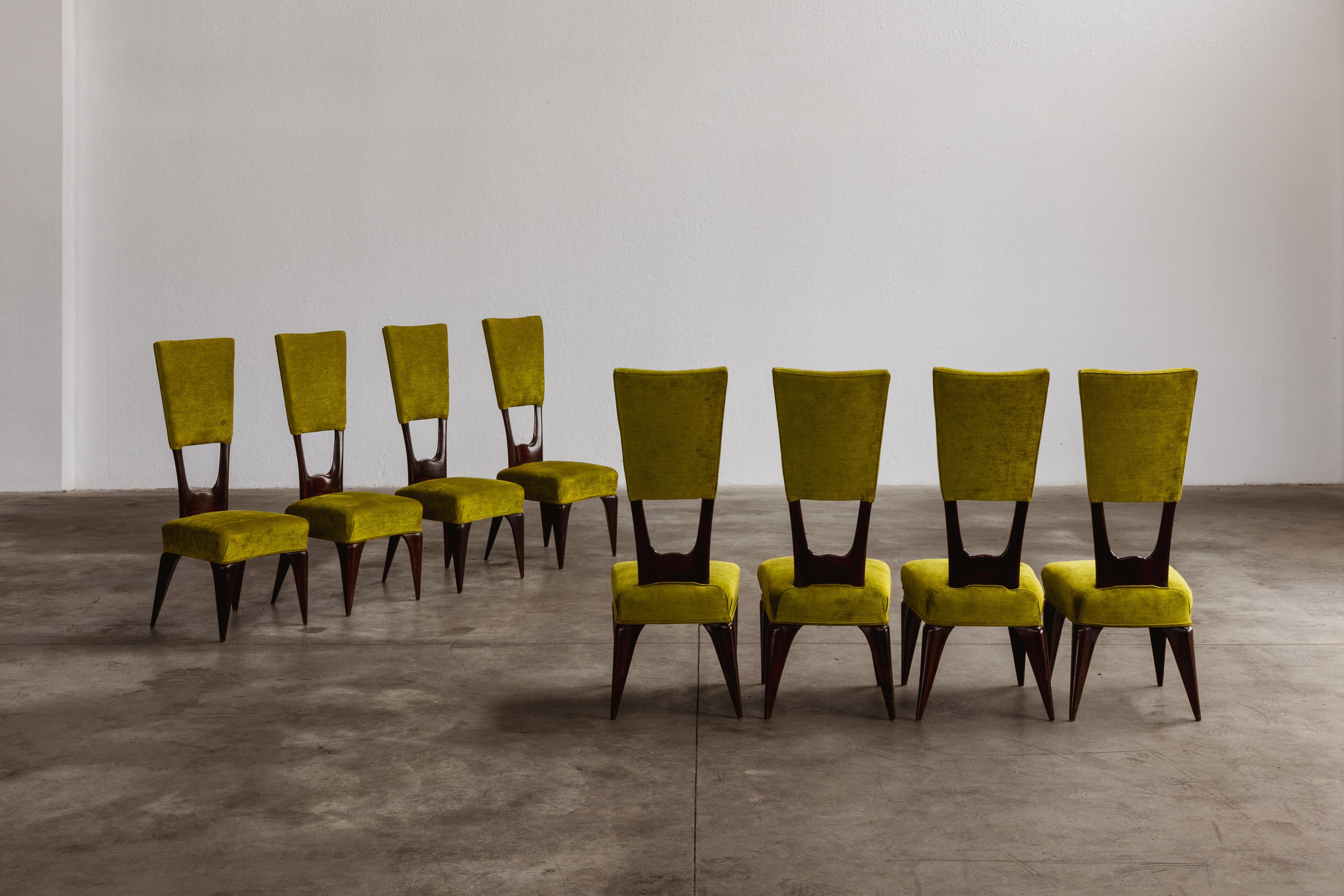 Chaises de salle à manger Vittorio Valabrega, velours et bois, Italie, années 1950, ensemble de huit.

Ces chaises sculptées rappellent le mouvement Art déco par leurs formes élégantes. La structure en bois est soigneusement travaillée dans chaque