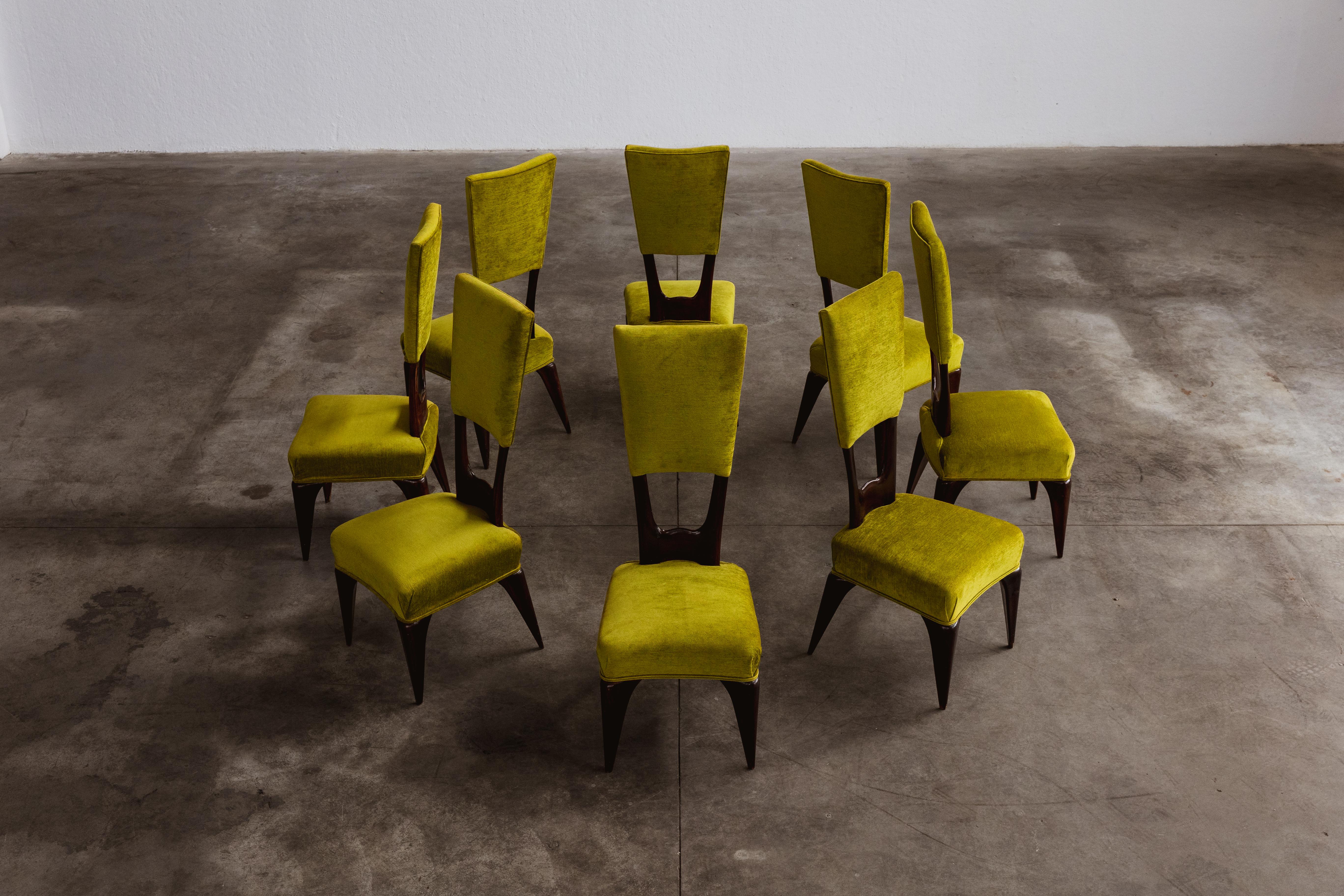 Sedie da pranzo Vittorio Valabrega, velluto e legno, Italia, anni '50, set di otto.

Queste sedie scolpite ricordano il Movimento Art Déco con le loro forme eleganti. La struttura in legno è realizzata con cura in ogni sua parte. Le gambe coniche e
