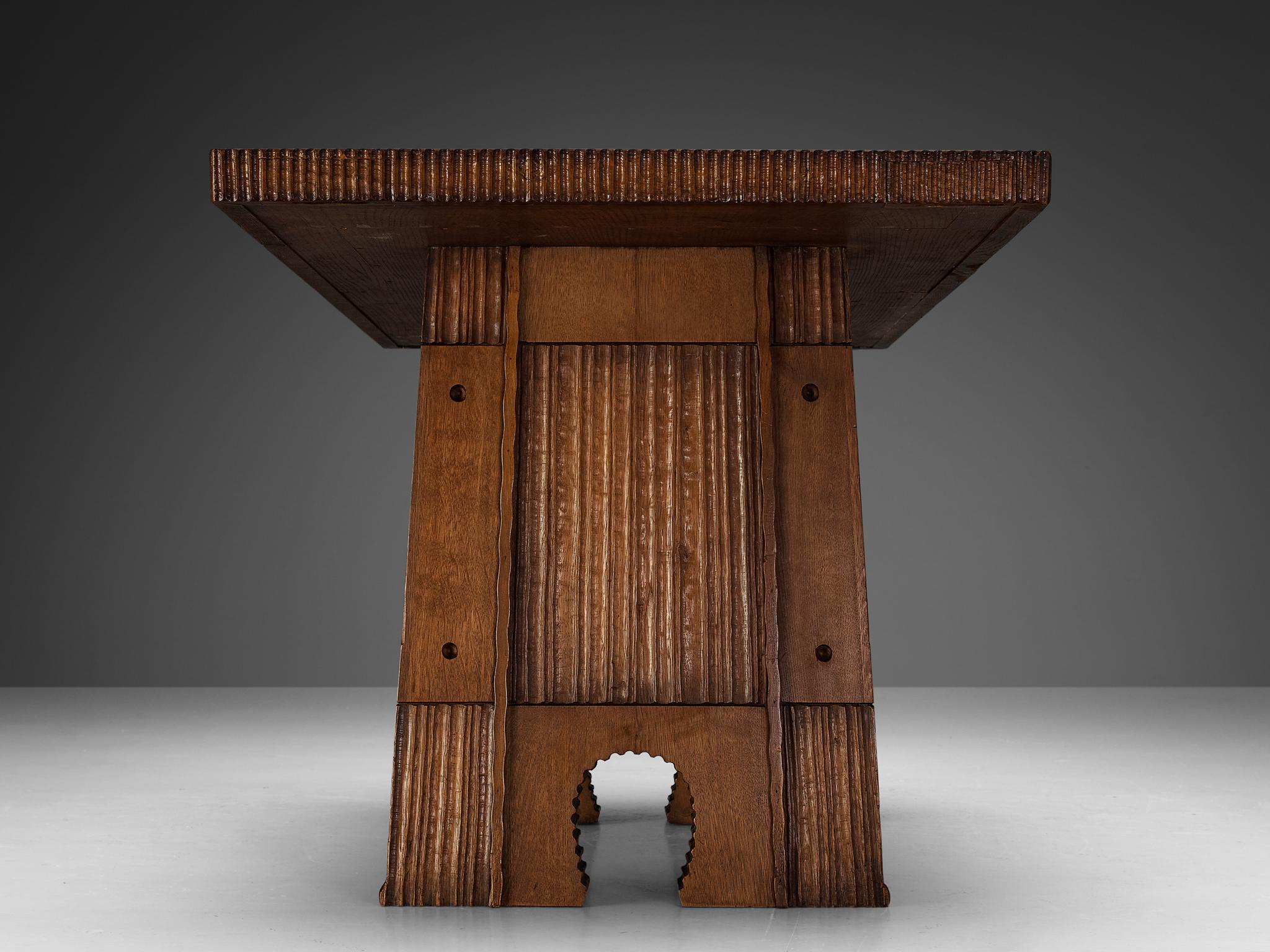 Vittorio Valabrega Ausziehbarer Esstisch aus Eiche mit kunstvollen Schnitzereien (Mitte des 20. Jahrhunderts) im Angebot