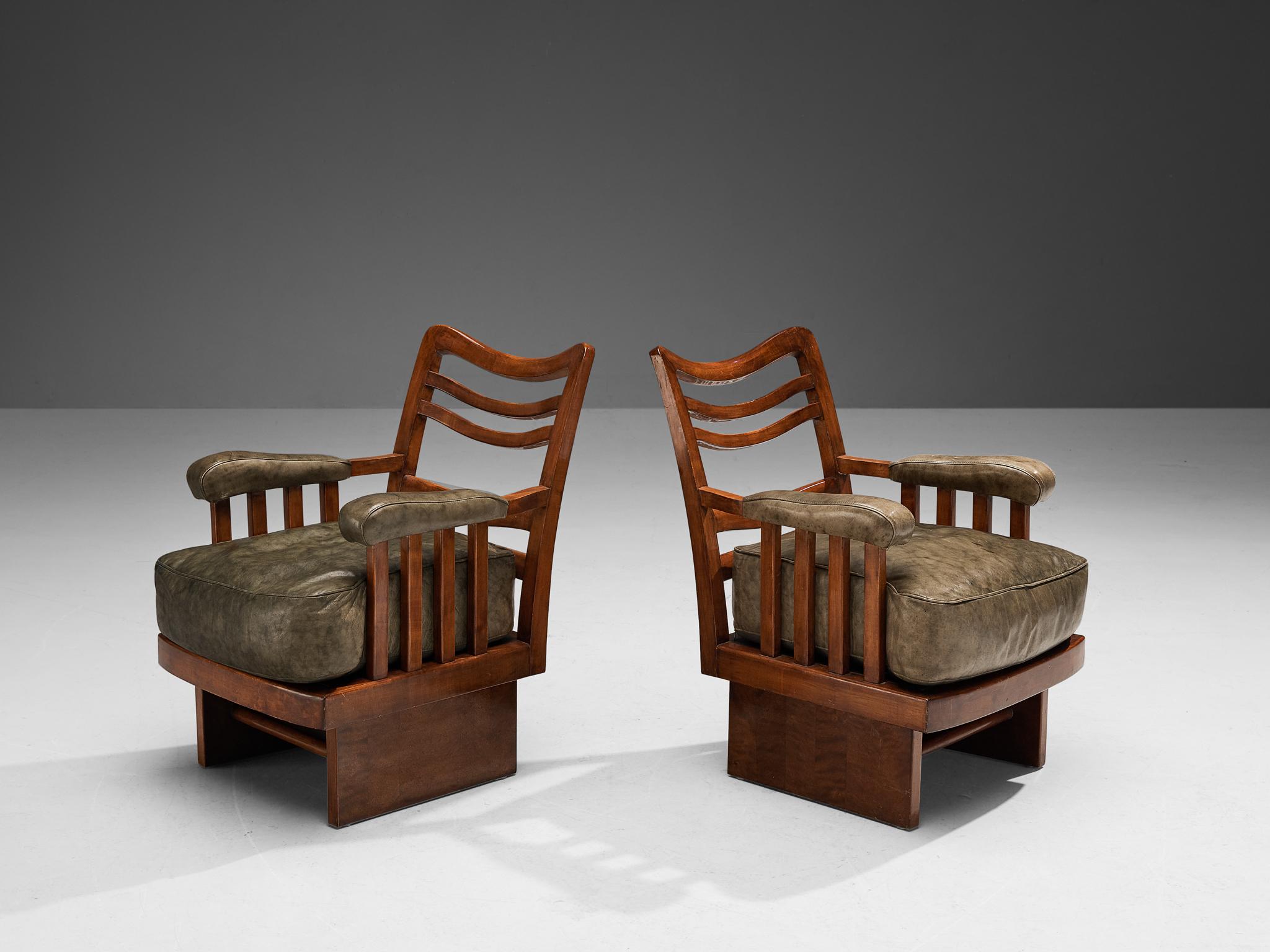 Vittorio Valabrega, pair of lounge chairs, walnut, leather, 1928

Wonderful pair of lounge chairs designed by Vittorio Valabrega. The backrests of these chairs have elegantly waved slats of walnut wood, together with the laddered slats under the