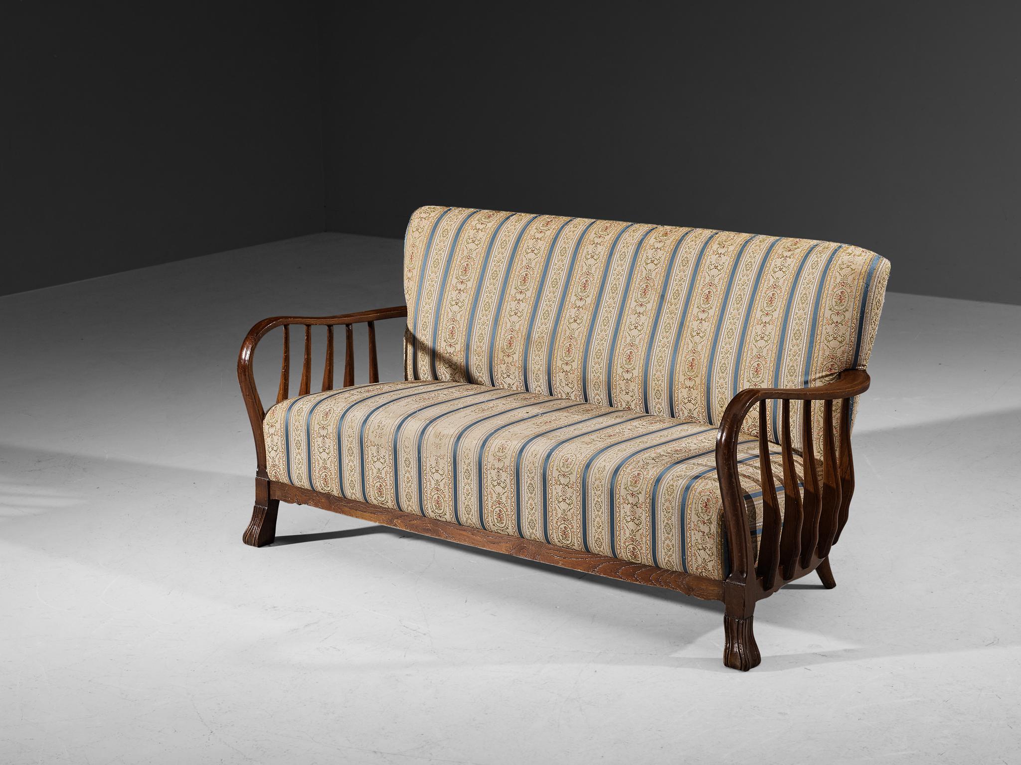 Vittorio Valabrega, two seat sofa, maple, fabric, Italy, 1920s.

Elegant and beautiful two seat sofa with a maple frame, and a vertical striped fabric in green and beige motive. This settee is designed by the Italian Vittorio Valabrega in the