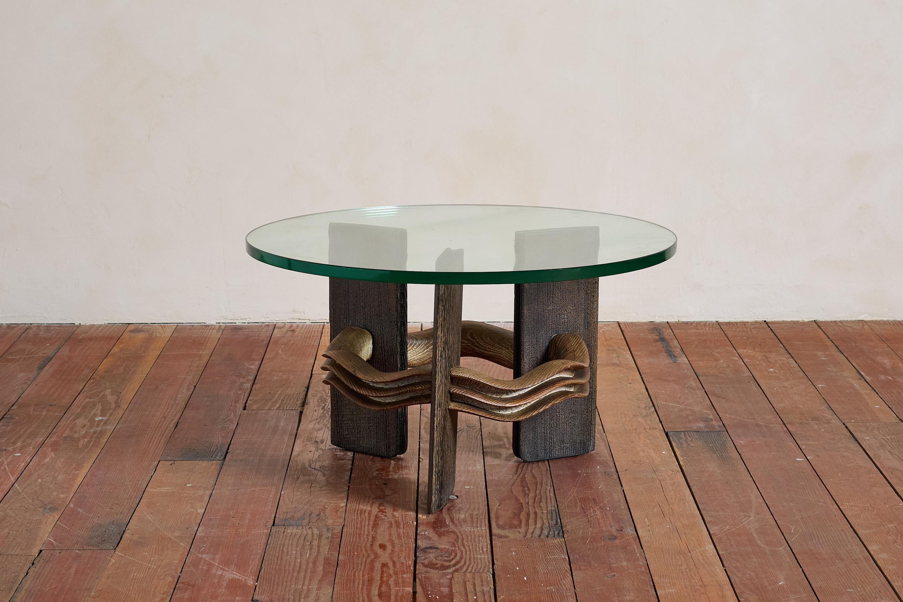 Tavolo italiano unico di Vittorio Valabrega - Italia, anni '40 

Dettaglio curvo Art Déco con gambe a treppiede cerate e piano in vetro spesso originale 

Un pezzo di grande artigianato e design che può essere utilizzato come tavolino o tavolino da