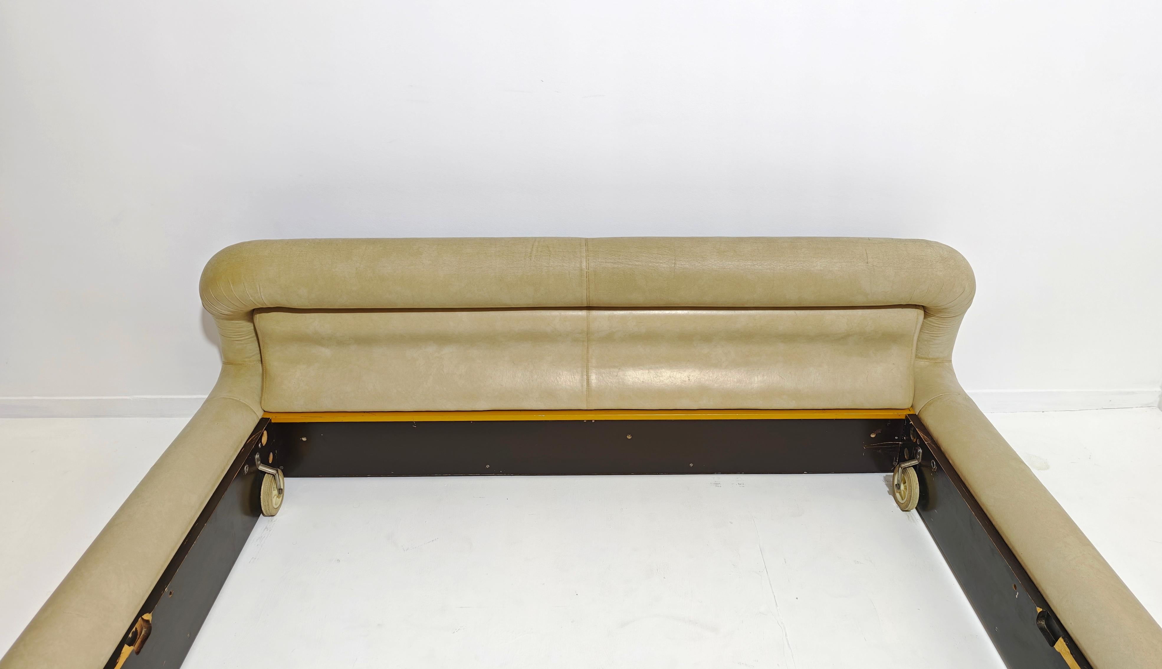Vittorio Varo Bed Model UMA Production Boa Design Italie 1960s Mid-Century Modern en vente 1