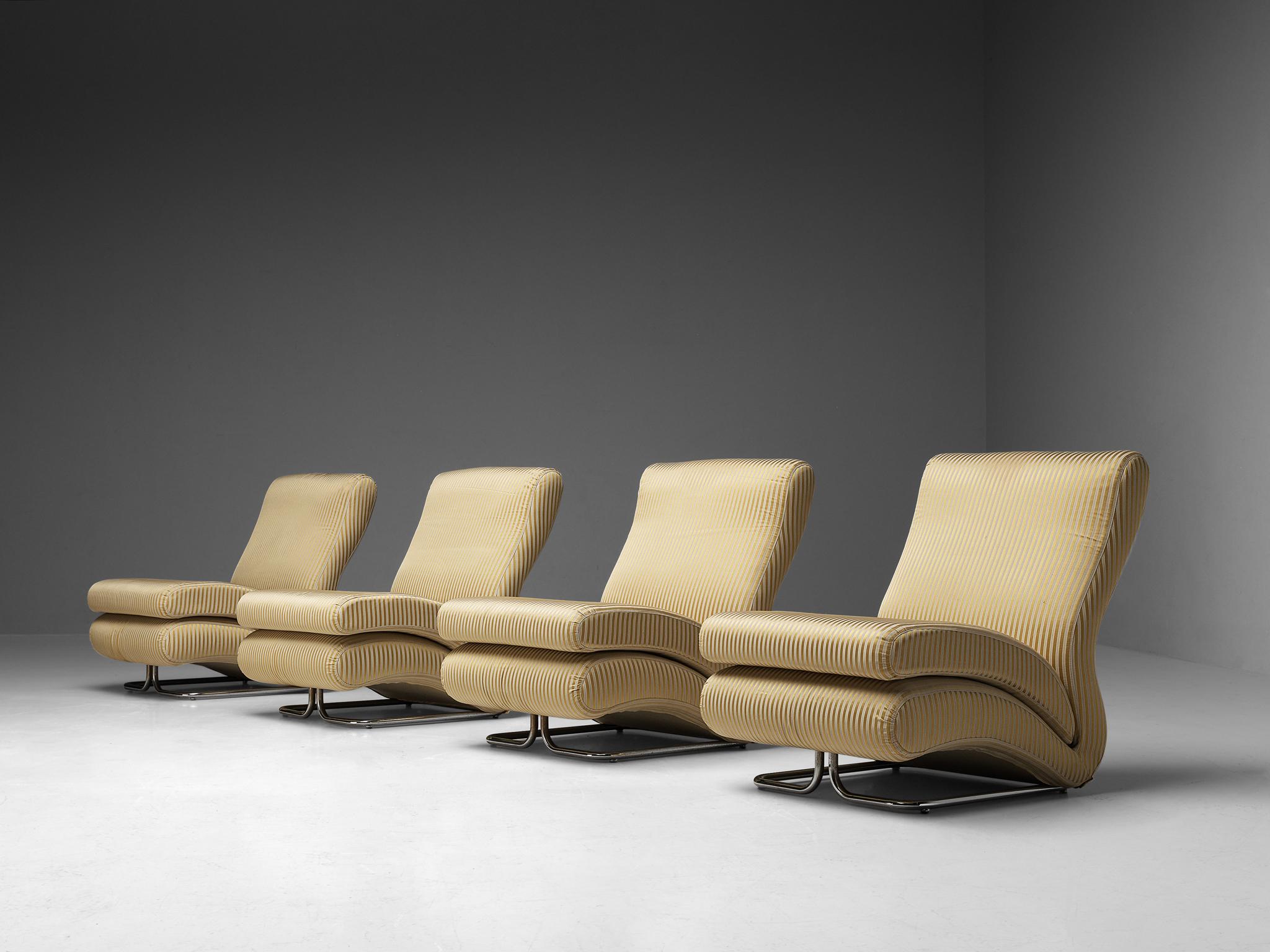 Vittorio Varo pour I+I, chaises longues modèle 'Cigno, tissu, métal chromé, Italie, 1968. 

Le designer italien Vittorio Varo a créé un design saisissant qui ajoute une allure vibrante à votre pièce et intensifie l'expérience de la détente