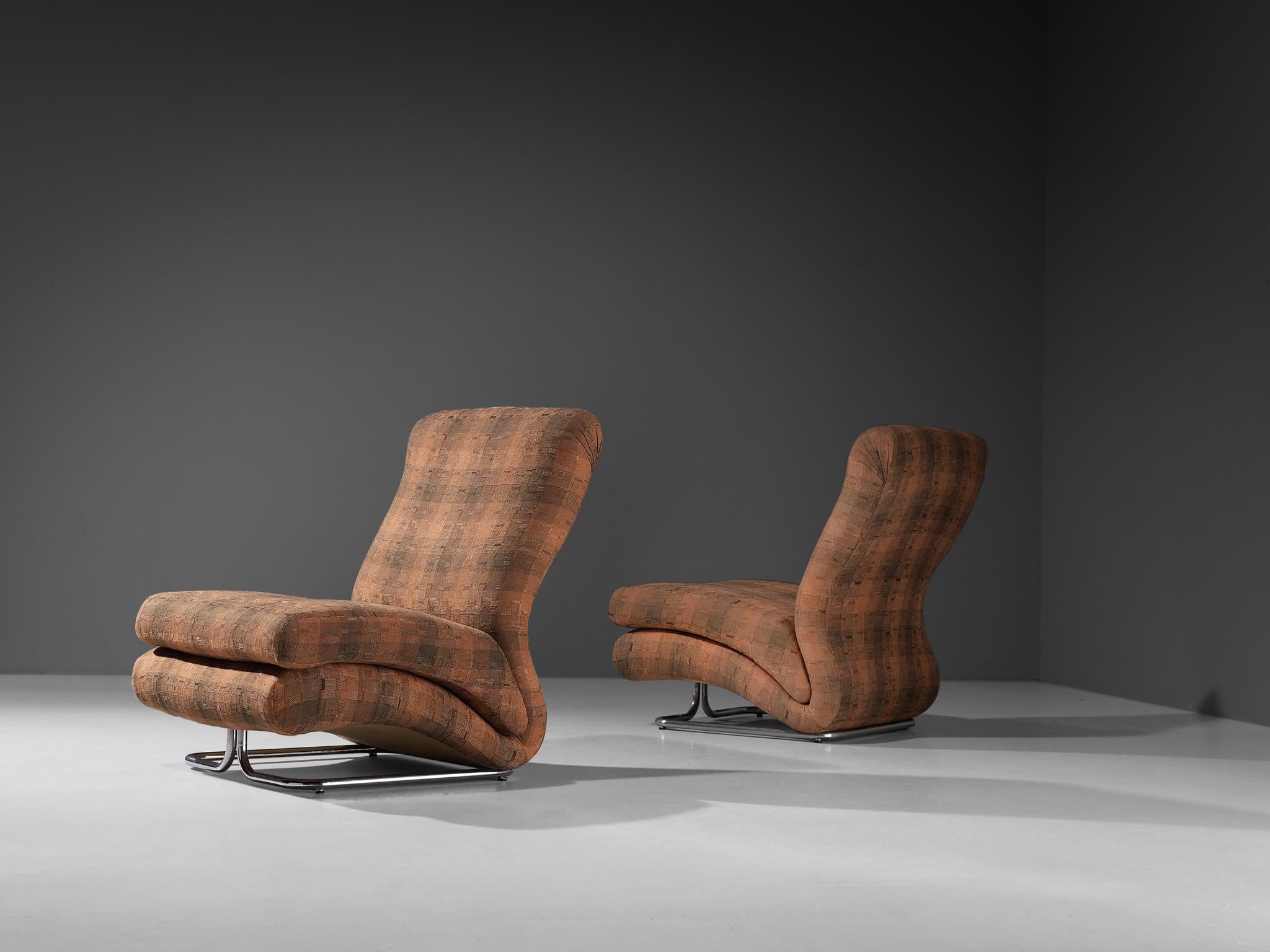 Vittorio Varo pour I+I, paire de chaises longues modèle 'Cigno', tissu, métal chromé, Italie, 1968. 

Le designer italien Vittorio Varo a créé un design saisissant qui ajoute une allure vibrante à votre pièce et intensifie l'expérience de la détente