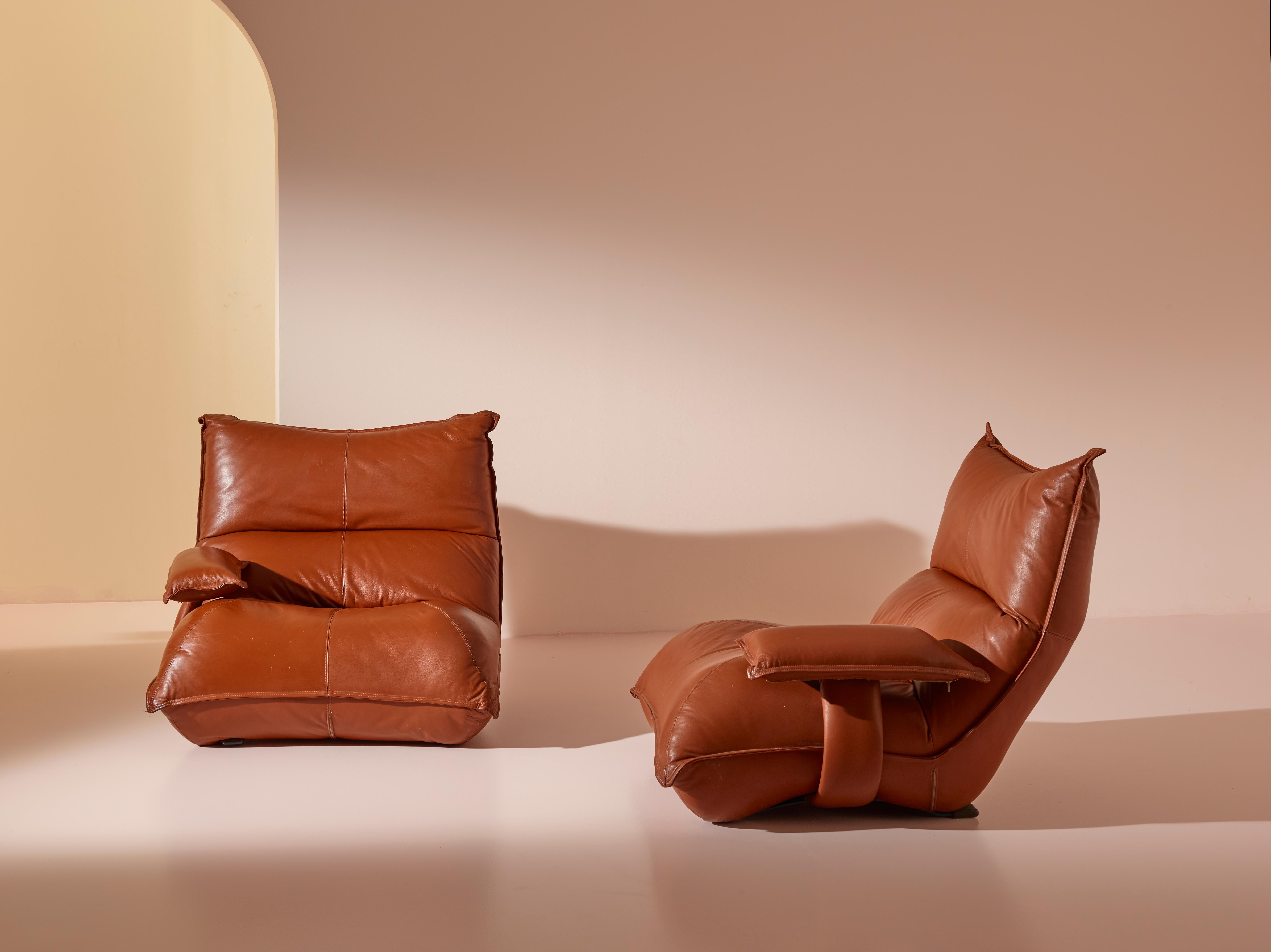 A beautiful pair of Italian lounge chairs designed by Vittorio Varo in the 1960s for Plan Interior Design embodies a captivating space-age aesthetic, capturing the essence of an era marked by innovation and open design.

These chairs feature a