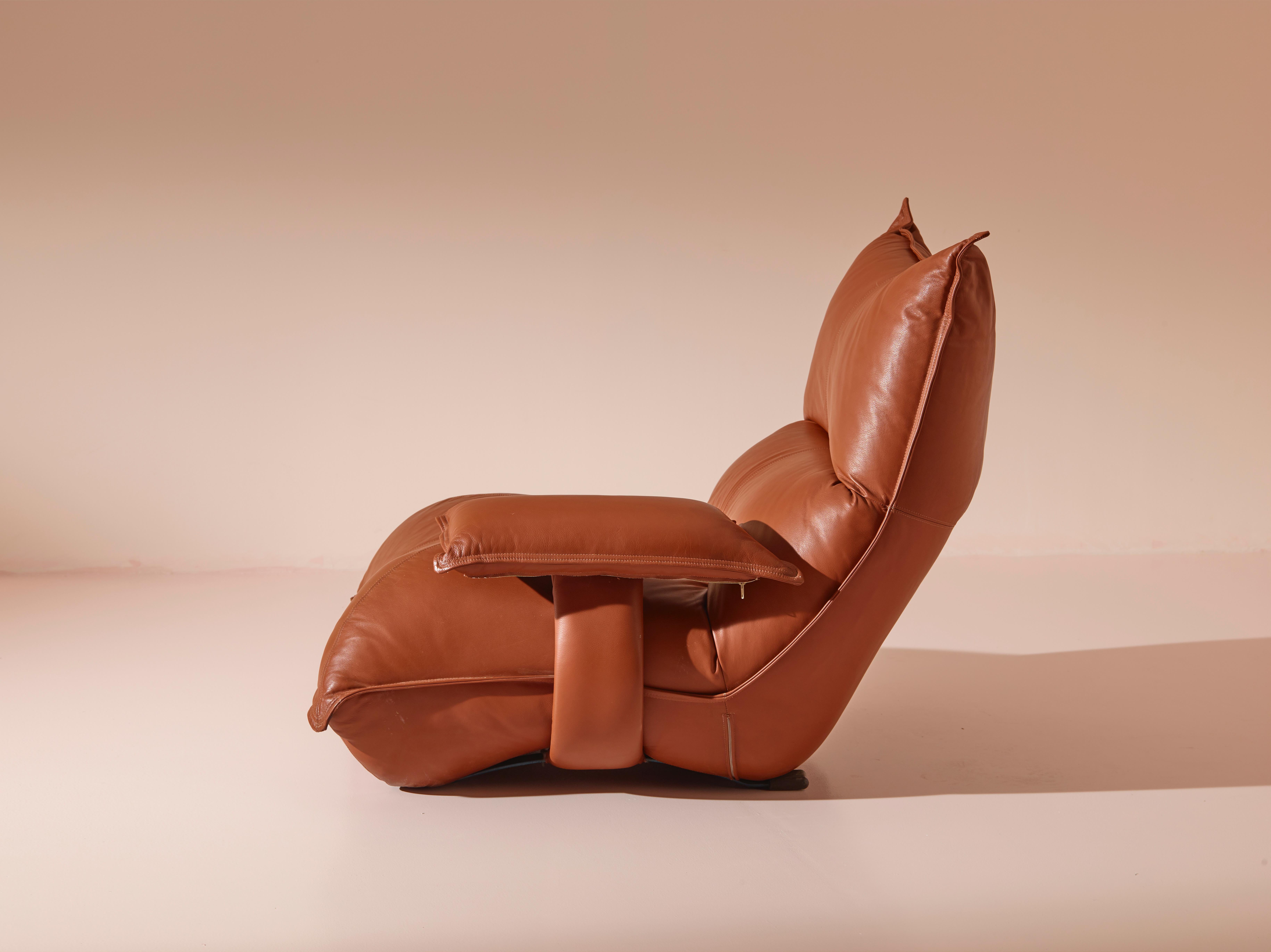 Italian Vittorio Varo Pair of Leather Zinzolo Armchairs for Plan Interior Design, Italy For Sale