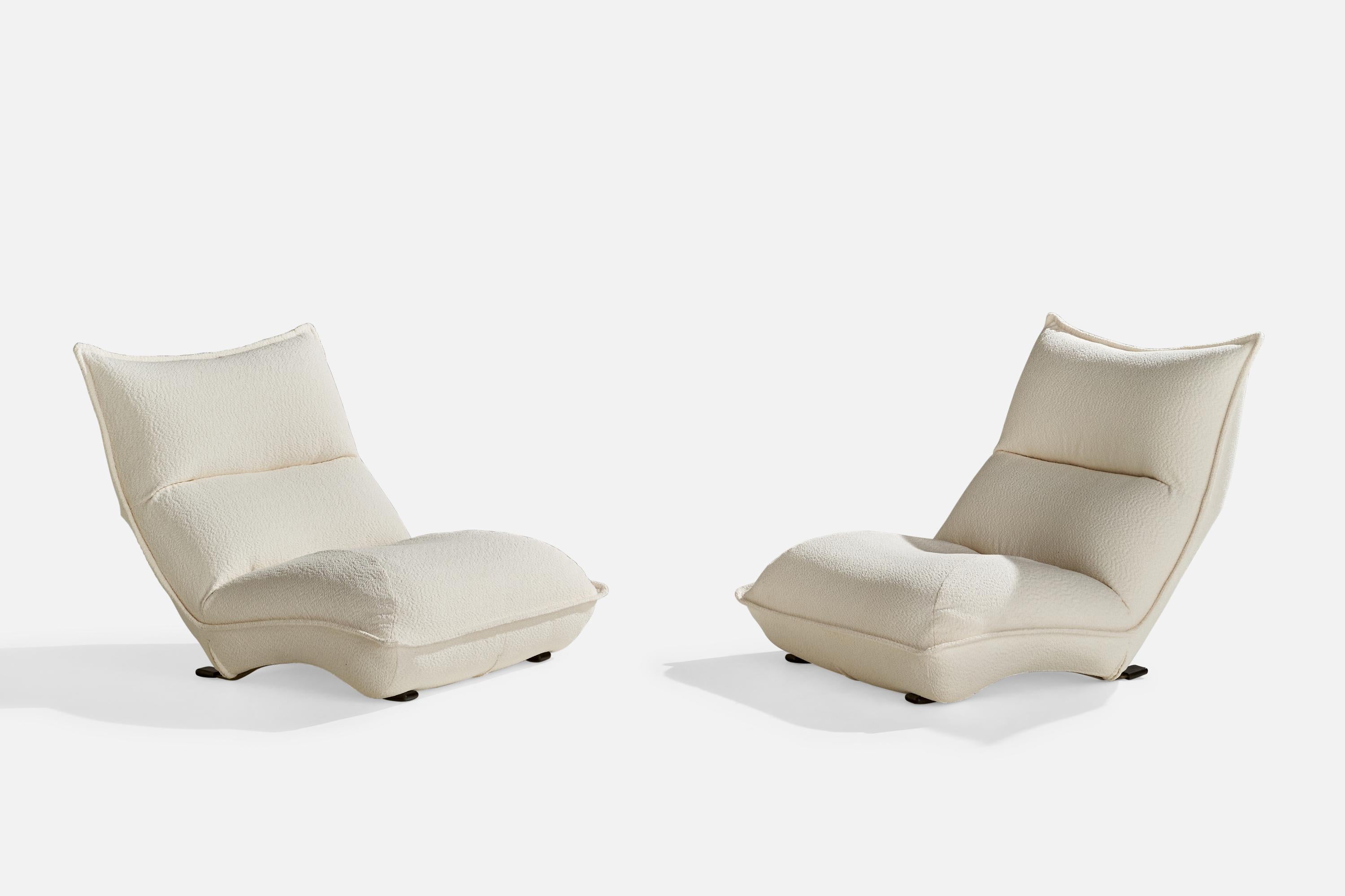 A pair of sizeable white fabric, metal and plastic lounge chairs designed by Vittorio Varo and produced by Plan Interior Design, Italy, 1970s.

Seat height 12”.