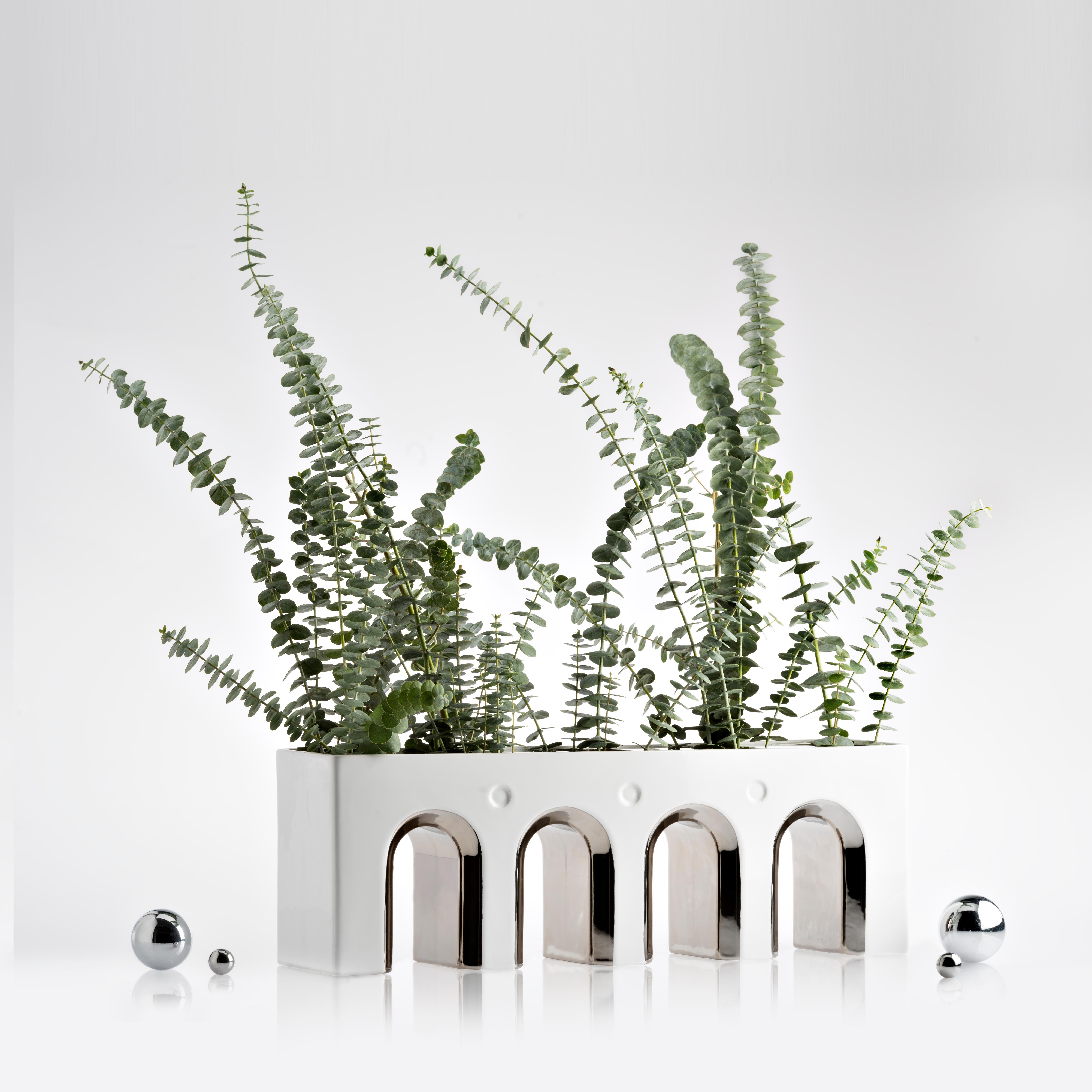 Vittorio Vase à fleurs en céramique blanche et détails en platine:: fabriqué à la main Neuf - En vente à Bologna, Bologna