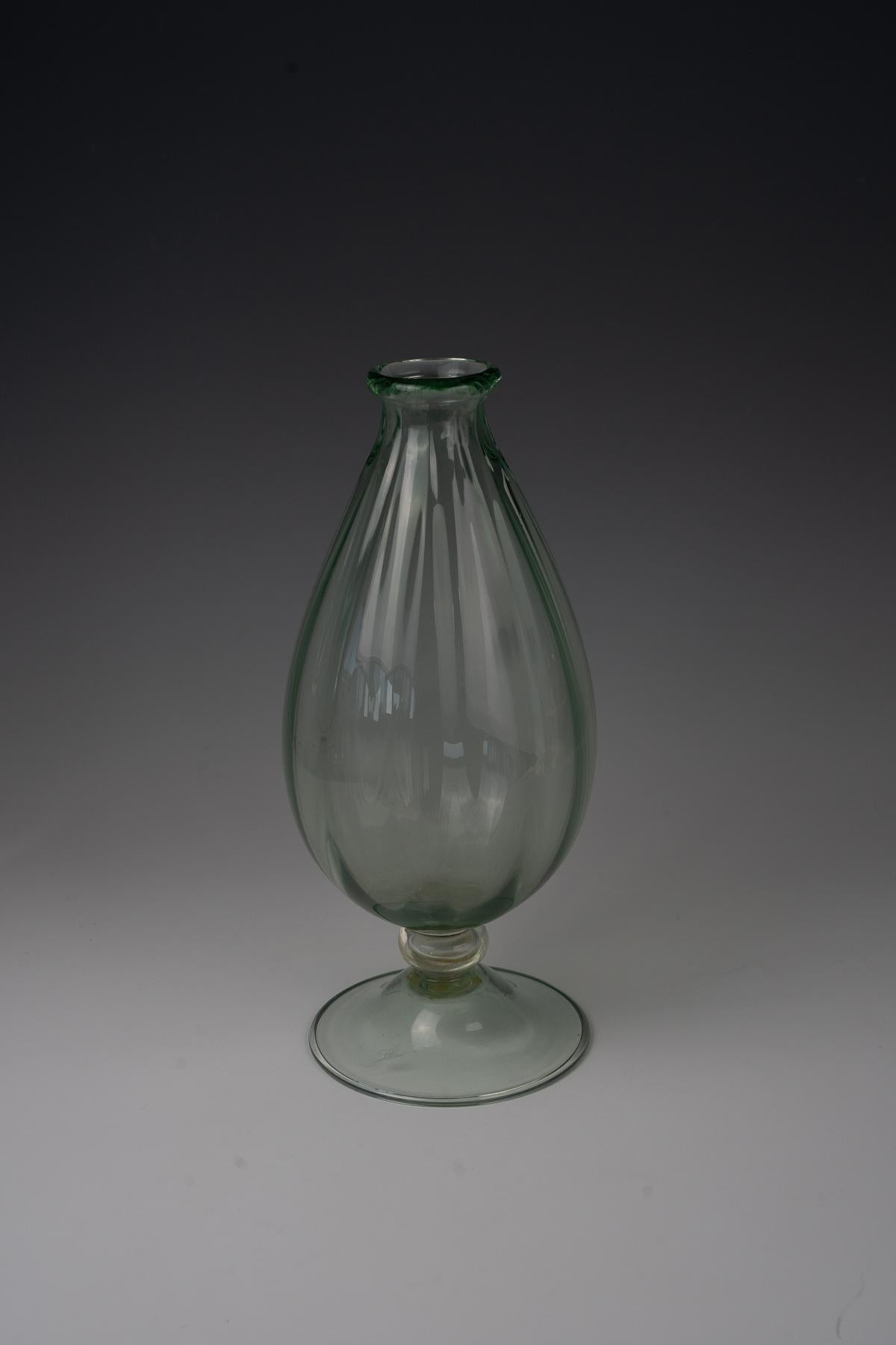 Vittorio Zecchin. Vaso in vetro a rilievo del 1930 con piede verde, 2x etichetta di Pauly

Höhe (altezza): circa 37 cm

Condizioni: Ottime condizioni.

Firmato: 2 x Label

