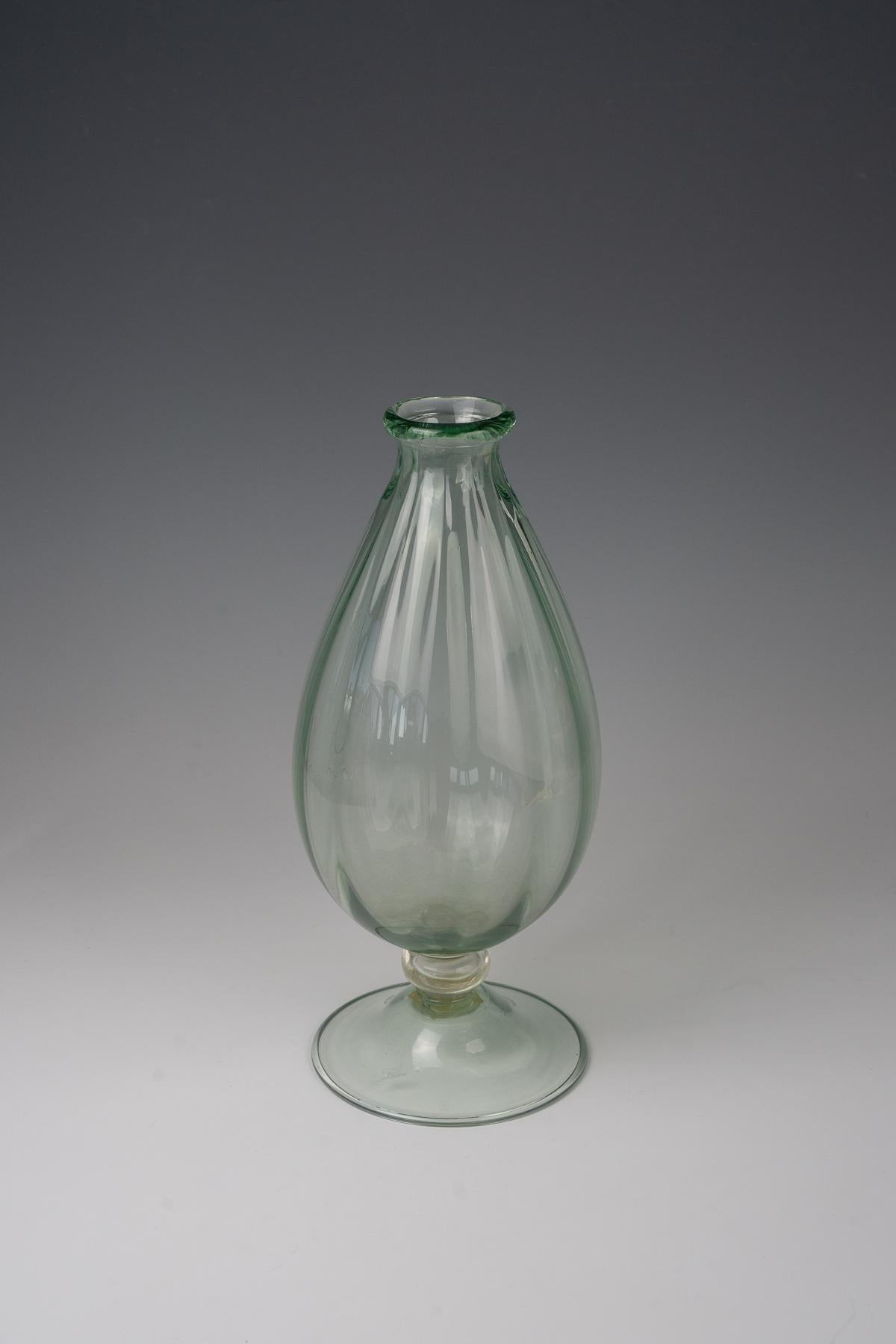 Metà XX secolo Vittorio Zecchin. Vaso in vetro a rilievo del 1930 con piede verde, 2x etichetta di Pauly in vendita