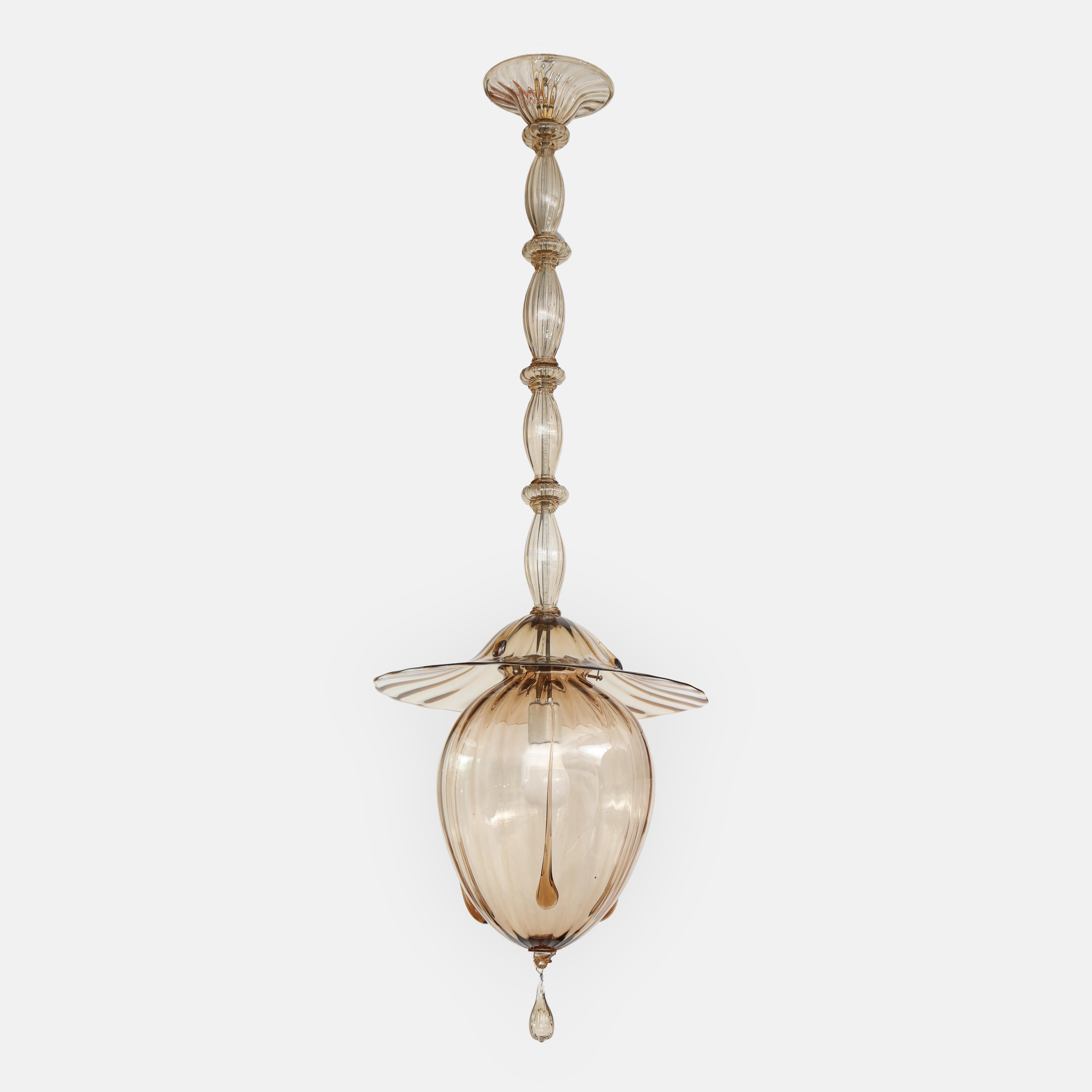 Rare et exquise lampe suspendue 'Cesendello' de Vittorio Zecchin pour Venini, Italie, années 1920. Ce charmant pendentif original est fabriqué en verre soufflé de Murano dans une douce couleur marron avec des détails délicats, notamment le baldaquin