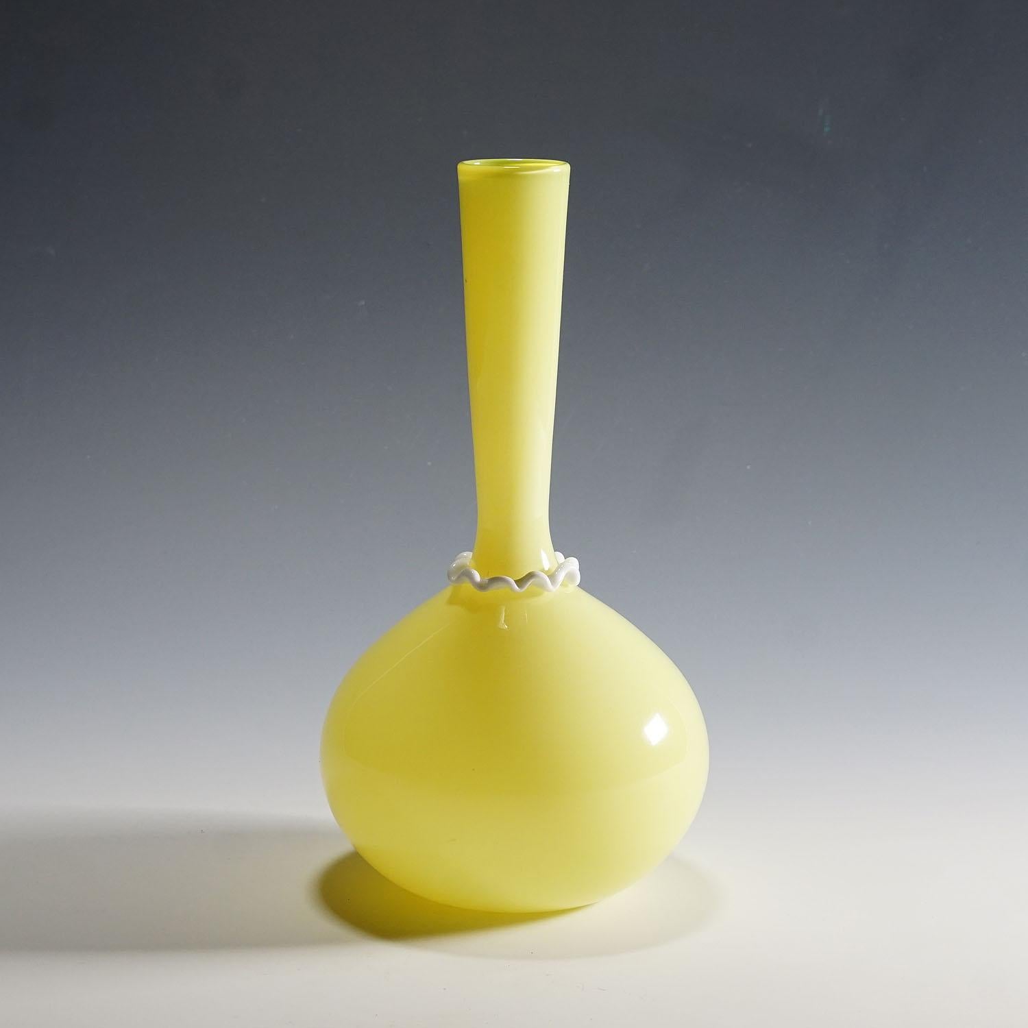 Vittorio Zecchin für Venini Soffiato, Vase aus gelbem und Lattimo-Glas, ca. 1950er Jahre

Venini soffiato (mundgeblasene) Glasvase mit sehr dünnem, gelbem, opakem Glas, Klarglasüberfang und einem eingeklemmten Ring aus Lattimo-Glas (Milchglas) am
