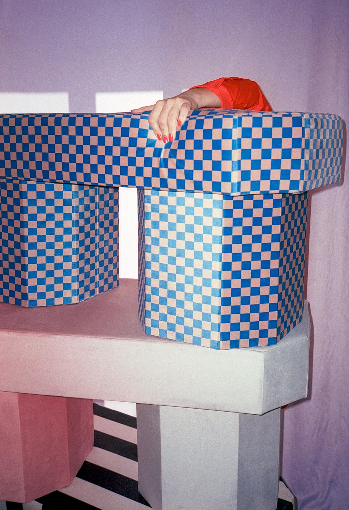Viva Checkboard 024 Banc sculptural contemporain en velours par Houtique en vente 6