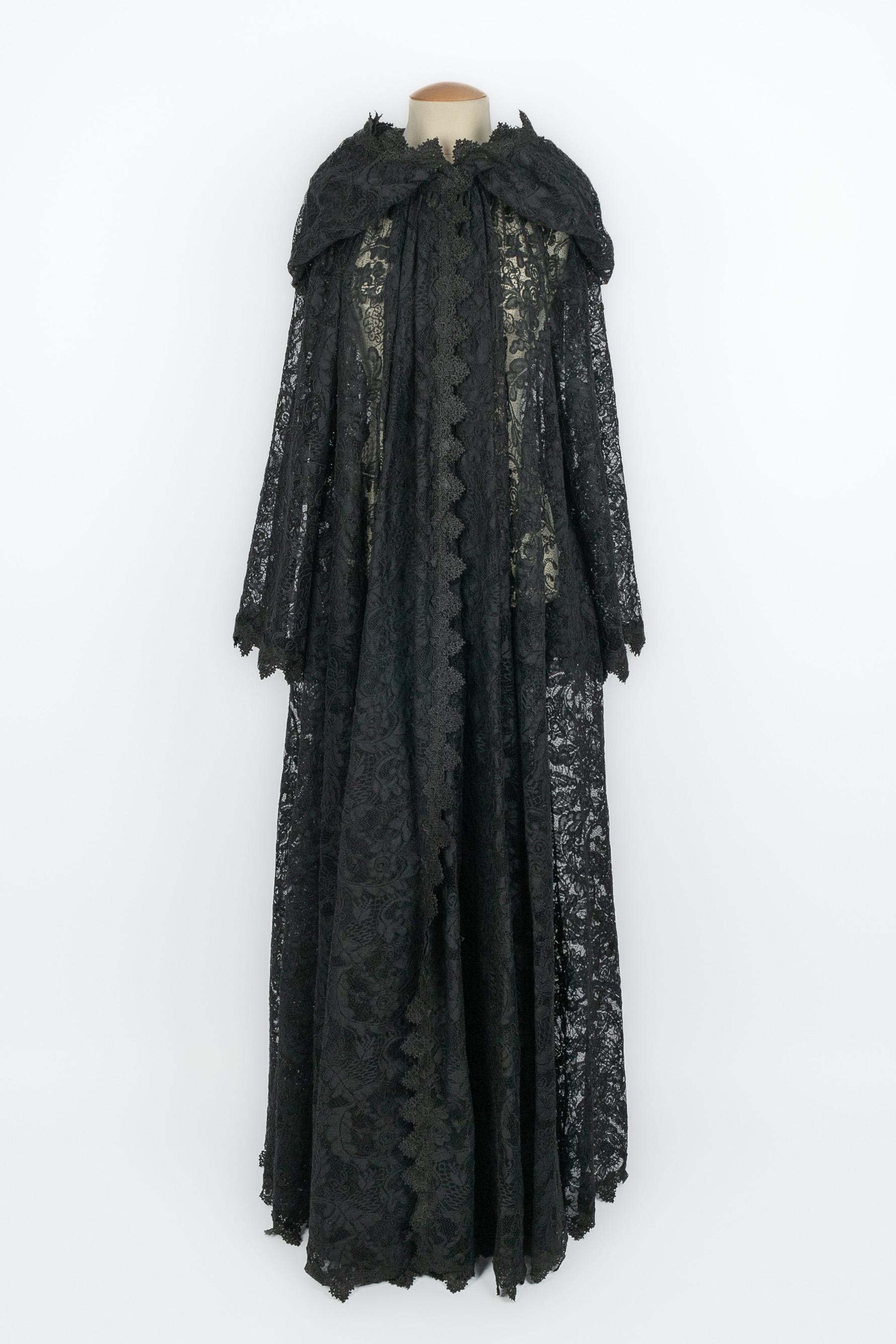 FRANCK SORBIER - Manteau long à capuche en dentelle noire découpée et bordée de dentelle. Aucune taille n'est indiquée ; il convient à un 36FR/38FR. 