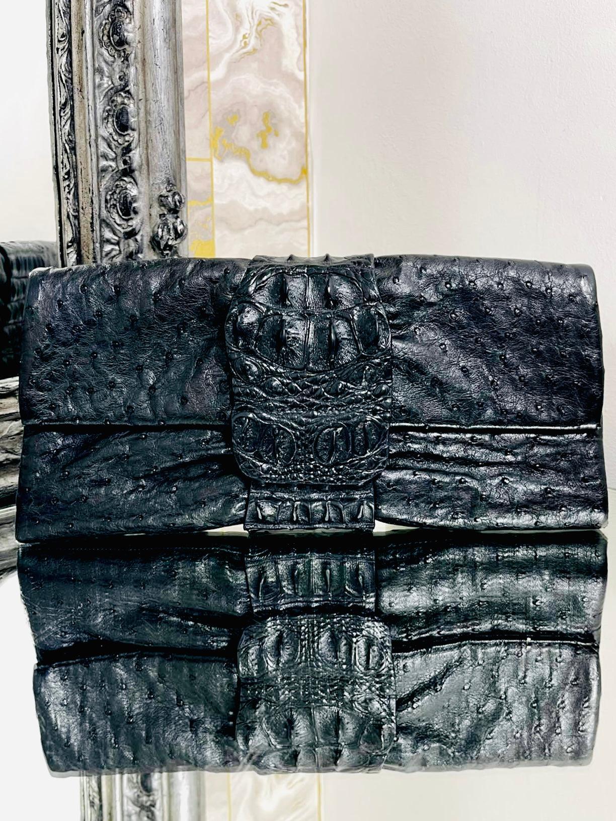Viva La Moda Hand Made Exotic Clutch Bag 

Black Ostrich skin, with a band of Crocodile band with magnetic closure and bright yellow leather lining.

Additional information:
Size – 30 W x 4 D x 15 H cm
Composition- Ostrich Skin, Crocodile Skin