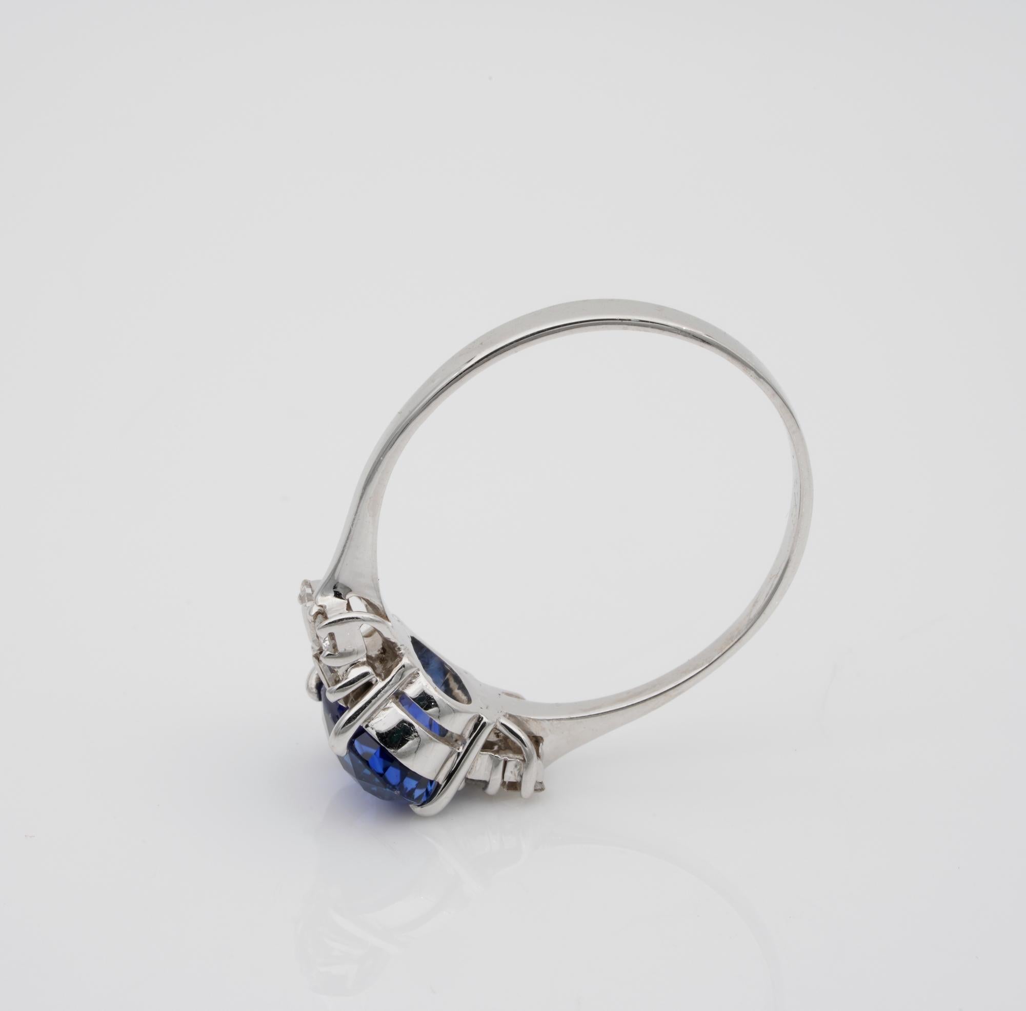 Vivacious 2.10 Carat Ceylon Sapphire Diamond Ring In Good Condition For Sale In Napoli, IT