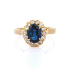 Vivacious Ehering aus 18 Karat Gelbgold mit 2,2 Karat blauem Saphir und Diamant-Halo