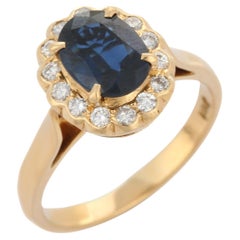 Vivacious alliance en or jaune 18 carats avec saphir bleu 2,2 carats et halo de diamants