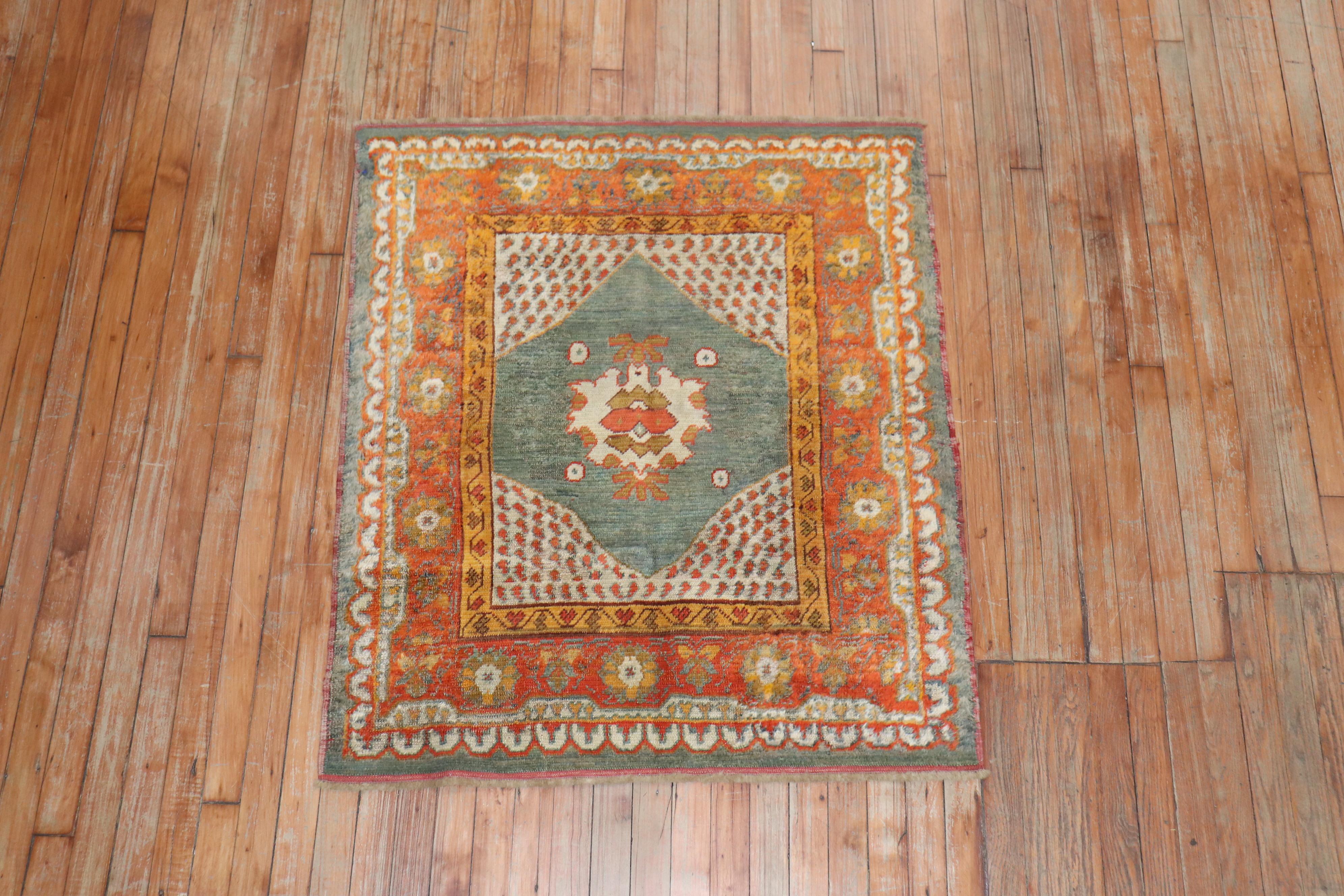 Quadratischer Oushak-Teppich aus angorafarbener Wolle, lebhaftes grünes Pumpkin, frühes 20. Jahrhundert (Türkisch) im Angebot