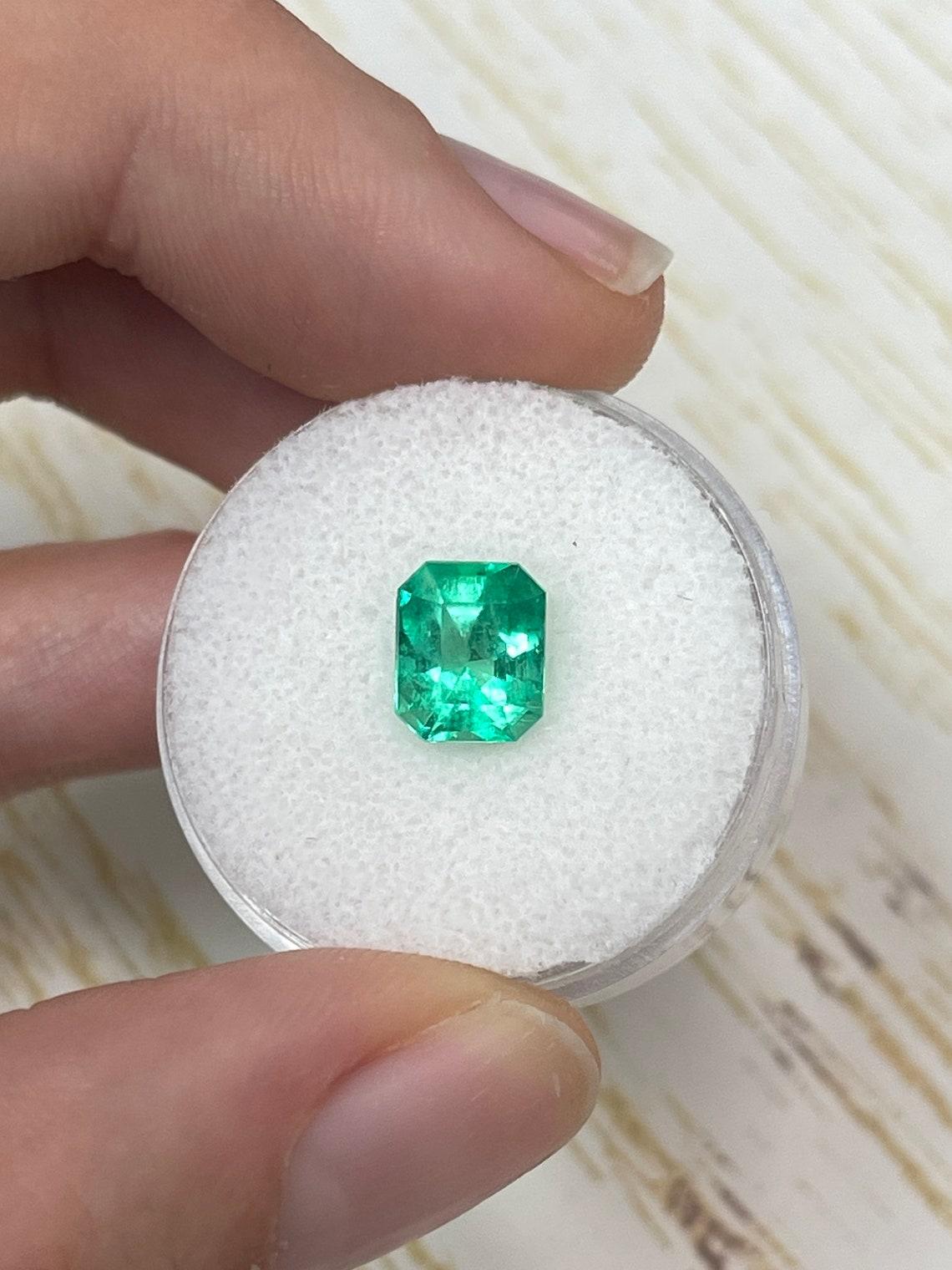 Piedra: Esmeralda
Peso: 1,92 quilates
Forma: Corte Esmeralda
Claridad: Transparente
Lustre: Excelente-Muy bueno
Color: Verde amarillento medio intenso
Medidas: 8,09 mm x 6,68 mm x 5,65 mm
Origen geográfico: Colombia
Tratamiento: Natural,