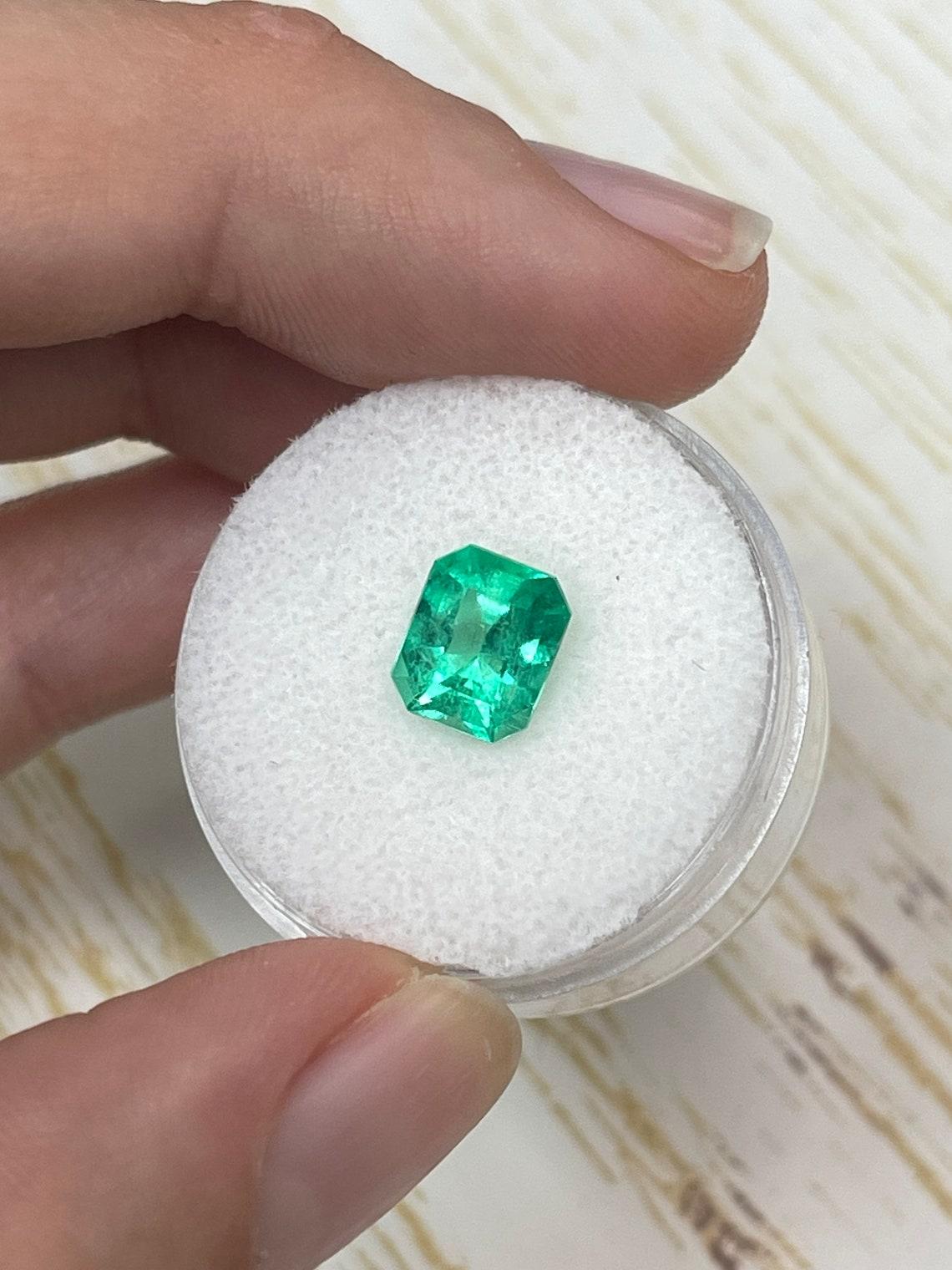 Gema Esmeralda Colombiana Corte Esmeralda Verde Muzo Vivaz de 1,92 Quilates  Mayo Birthston Moderno en venta