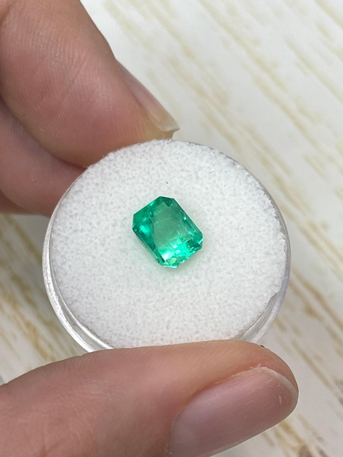 Gema Esmeralda Colombiana Corte Esmeralda Verde Muzo Vivaz de 1,92 Quilates  Mayo Birthston Corte esmeralda en venta