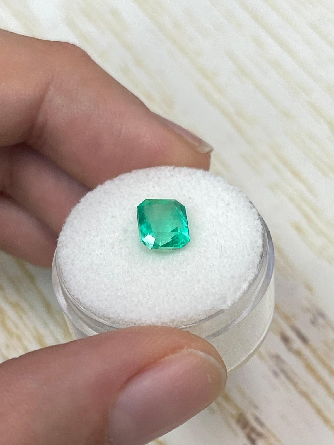 Gema Esmeralda Colombiana Corte Esmeralda Verde Muzo Vivaz de 1,92 Quilates  Mayo Birthston en Nuevo estado para la venta en Jupiter, FL