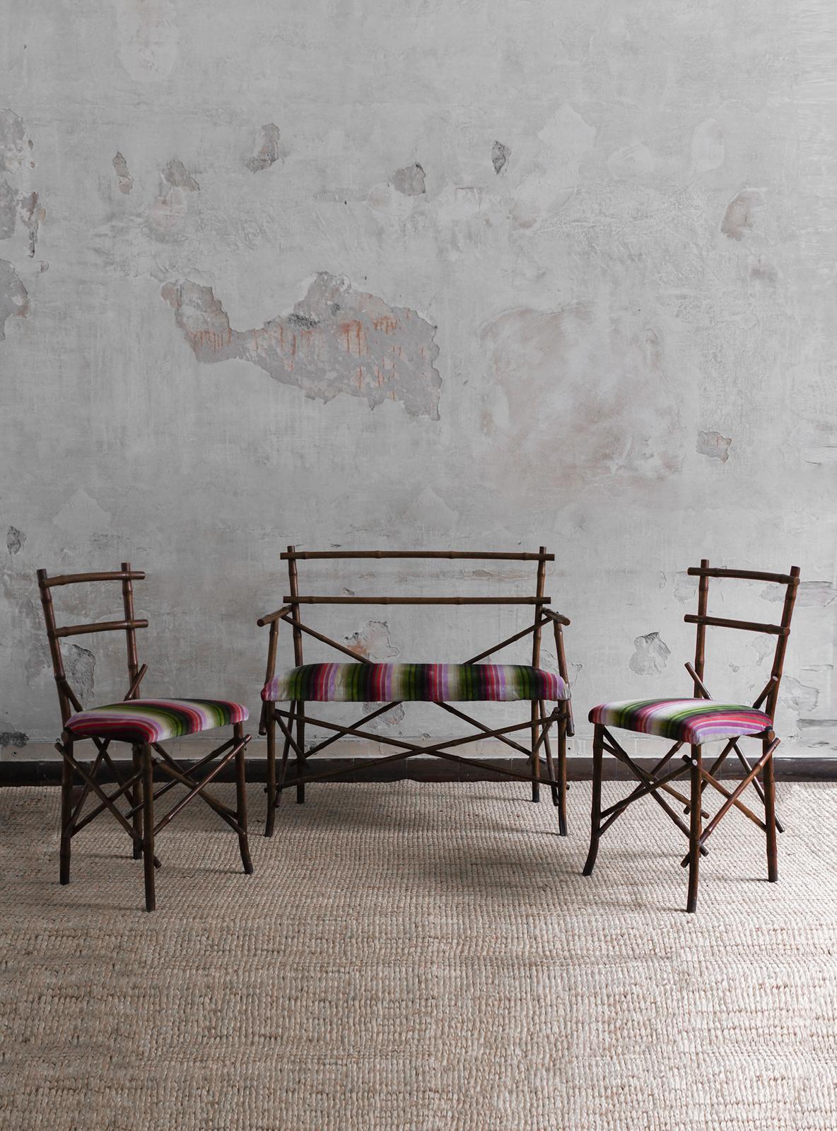 Vivai Del Sud 1970 Ensemble de salon en bambou avec coussins originaux
Détails du produit
Banc + paire de chaises + table avec plateau recouvert de cuir.
Dimensions du banc 97 L x 90,5 H x 51 P cm
Dimensions de la chaise 43 L x 90 H x 40 P