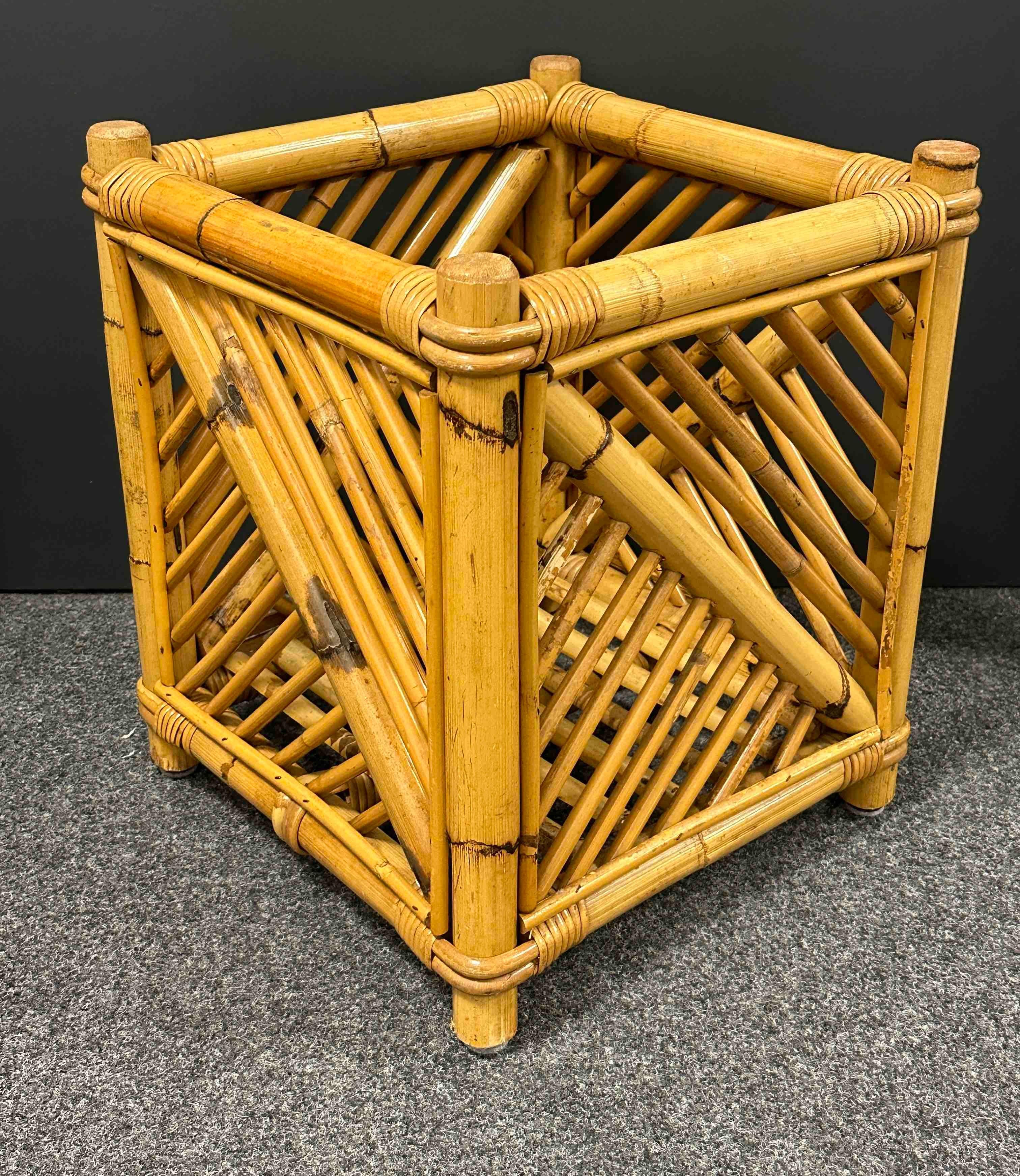 Ce magnifique porte-plante ou panier à hanches vintage a été fabriqué par Vivai Del Sud, une société italienne. Il est fabriqué en bambou tressé et présente un design unique et élégant. Le panier a une forme carrée. Il est en excellente condition