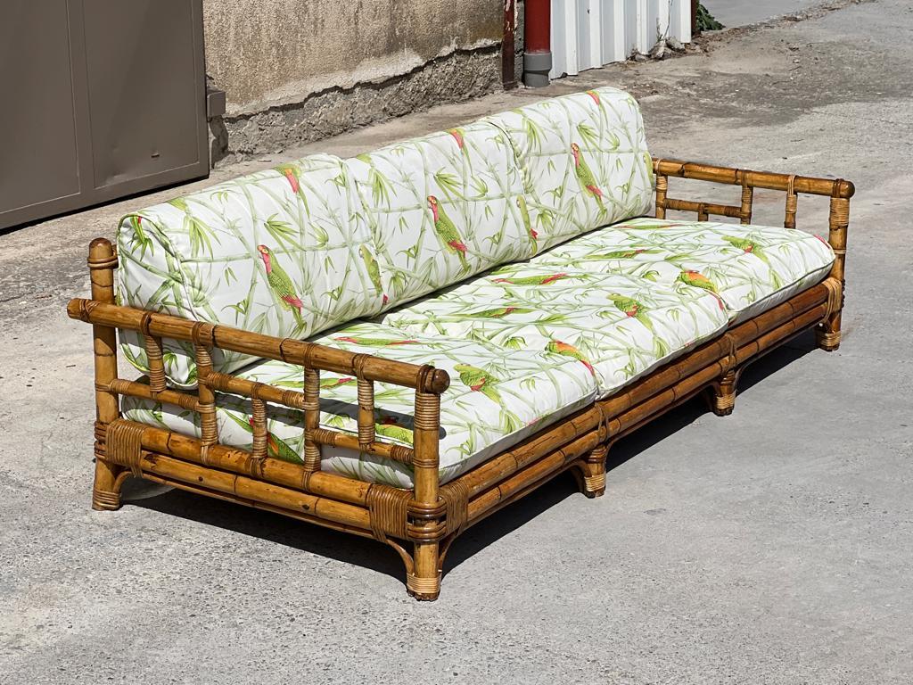 Very nice garden set Vivaï del Sud in bamboo and rattan 1970. Very good condition. 
The cushions are original but in very good condition, all links have been checked and redone if necessary. 
Sofa : Height : 56 cm - Depth 89 cm - Width : 204 cm