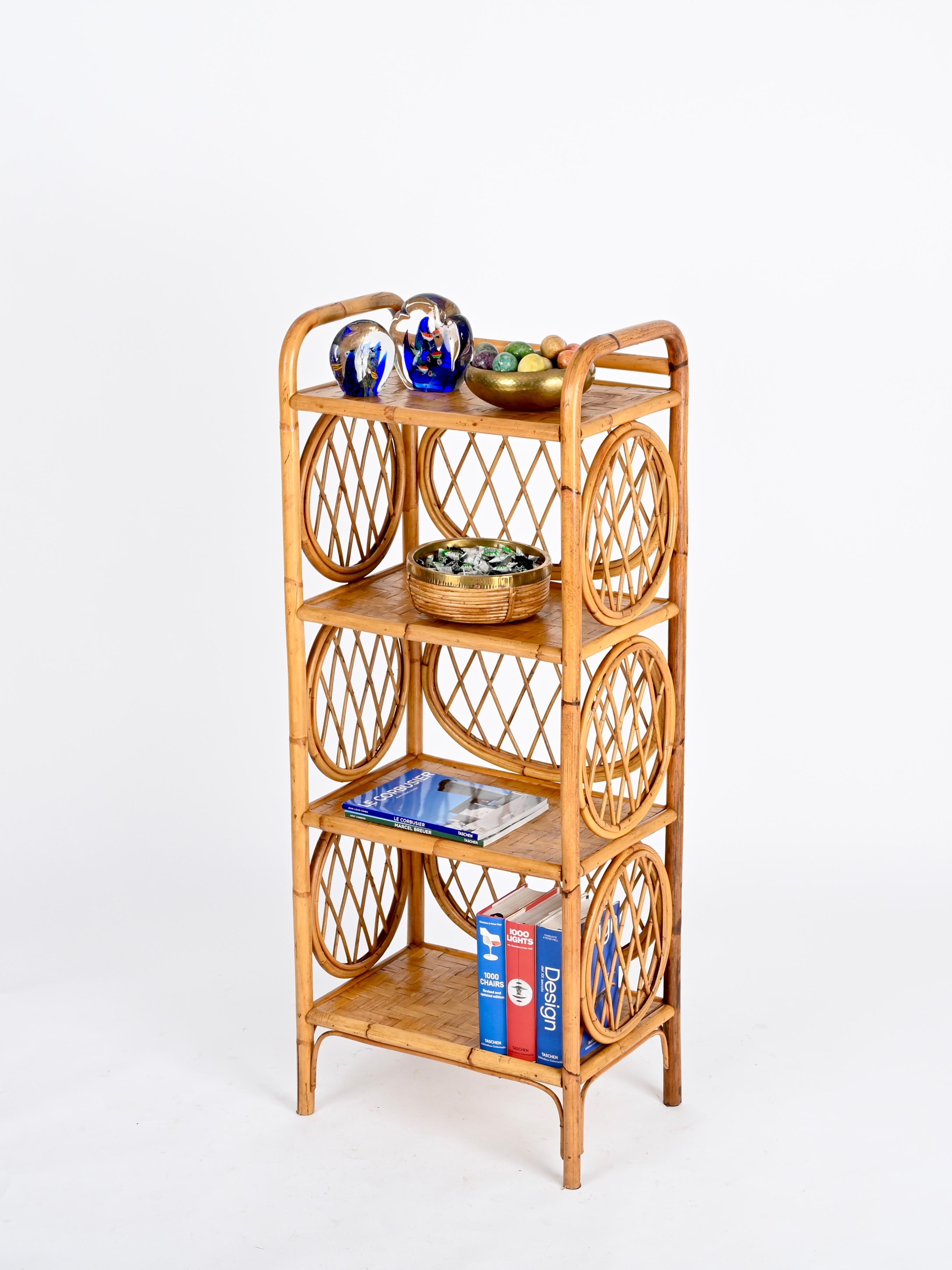 Wunderschönes Bücherregal aus der Mitte des Jahrhunderts, komplett aus gebogenem Bambus und Rattan. Dieses charmante Einzelstück wurde von Vivai del Sud entworfen und in den 1970er Jahren in Italien hergestellt. 

In fabelhaftem Zustand und mit