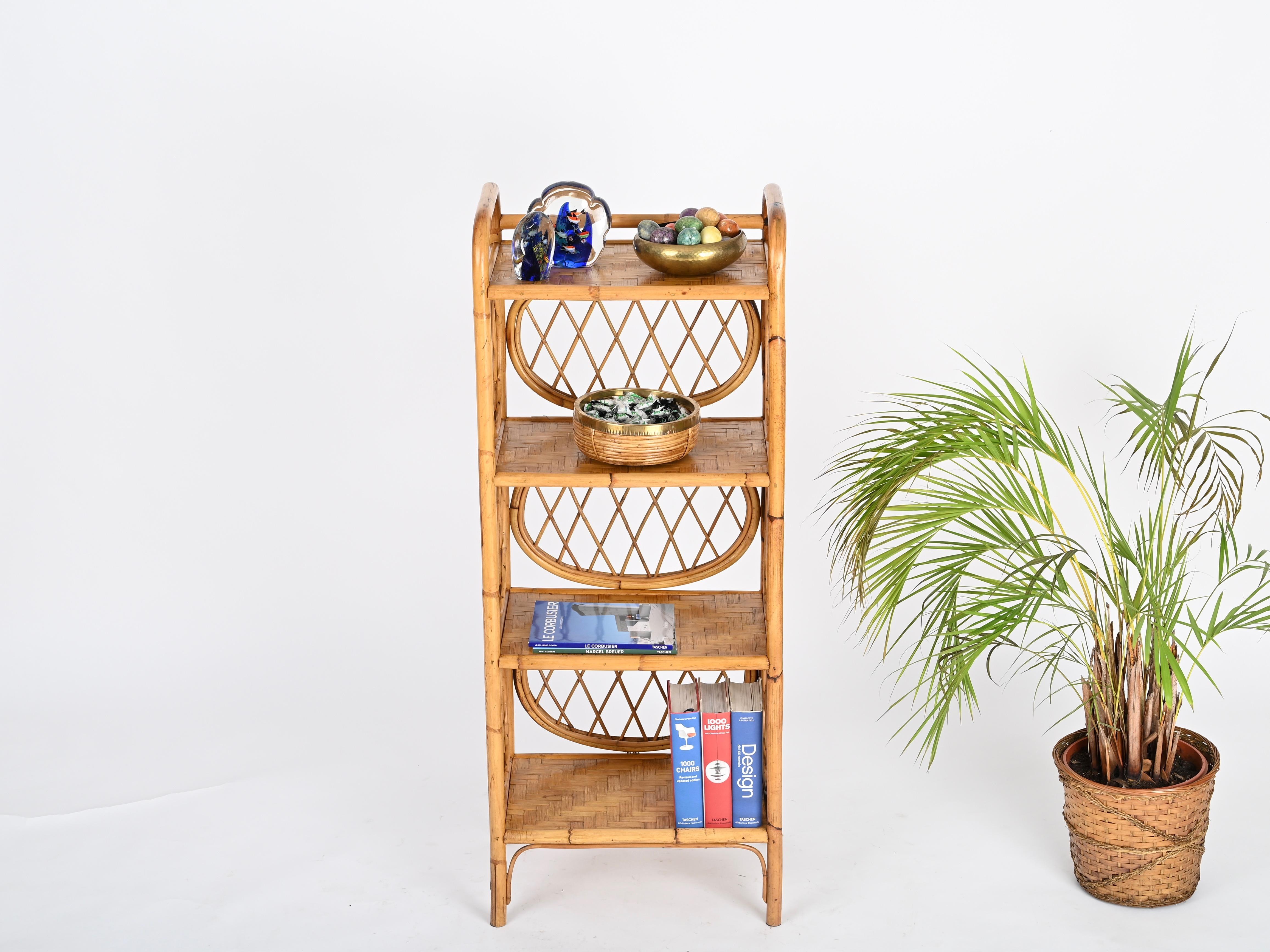 Vivai del Sud Italienisches Bücherregal Etagere aus Bambus und Rattan mit vier Einlegeböden, 1970er Jahre (Moderne der Mitte des Jahrhunderts) im Angebot