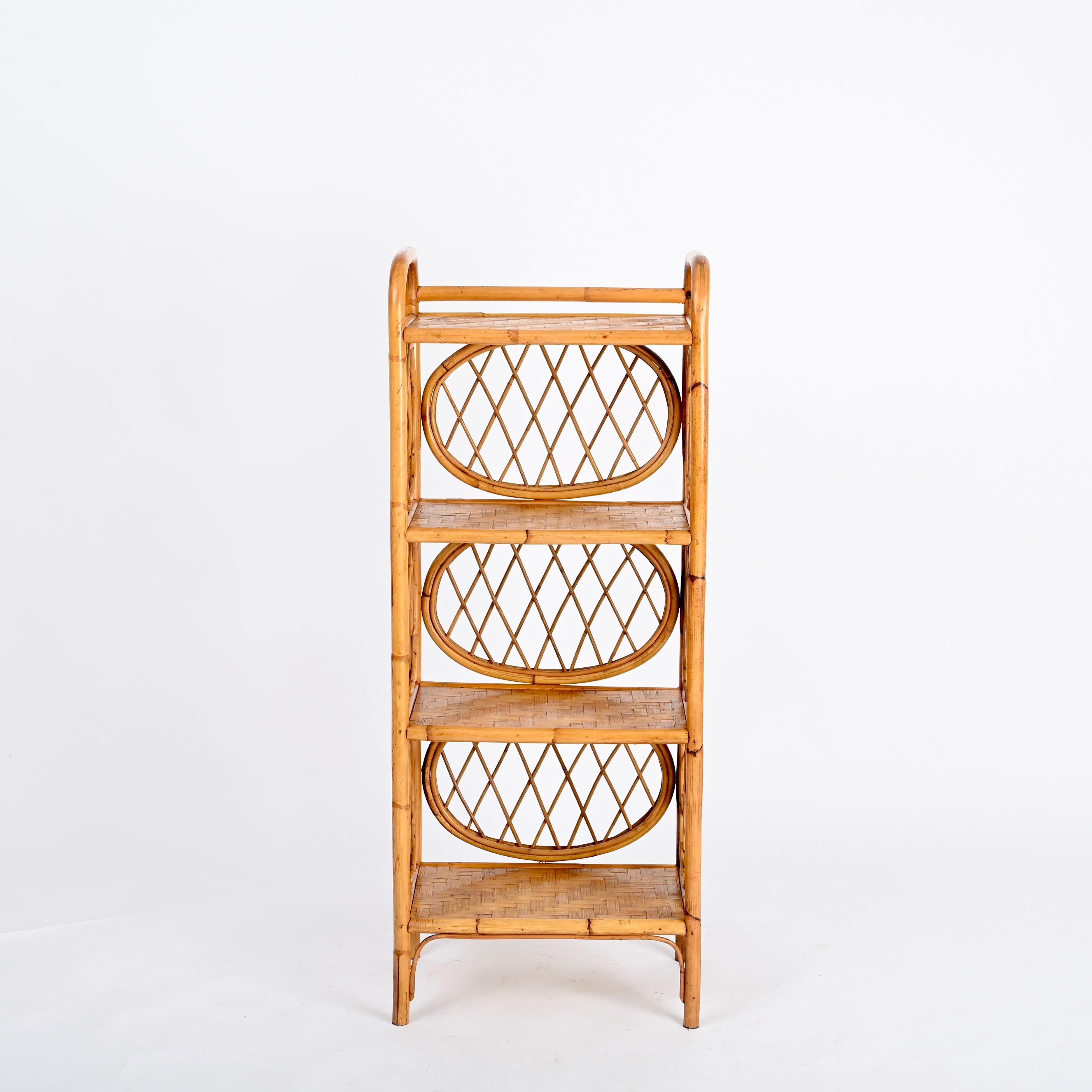 Vivai del Sud Italienisches Bücherregal Etagere aus Bambus und Rattan mit vier Einlegeböden, 1970er Jahre (Handgefertigt) im Angebot