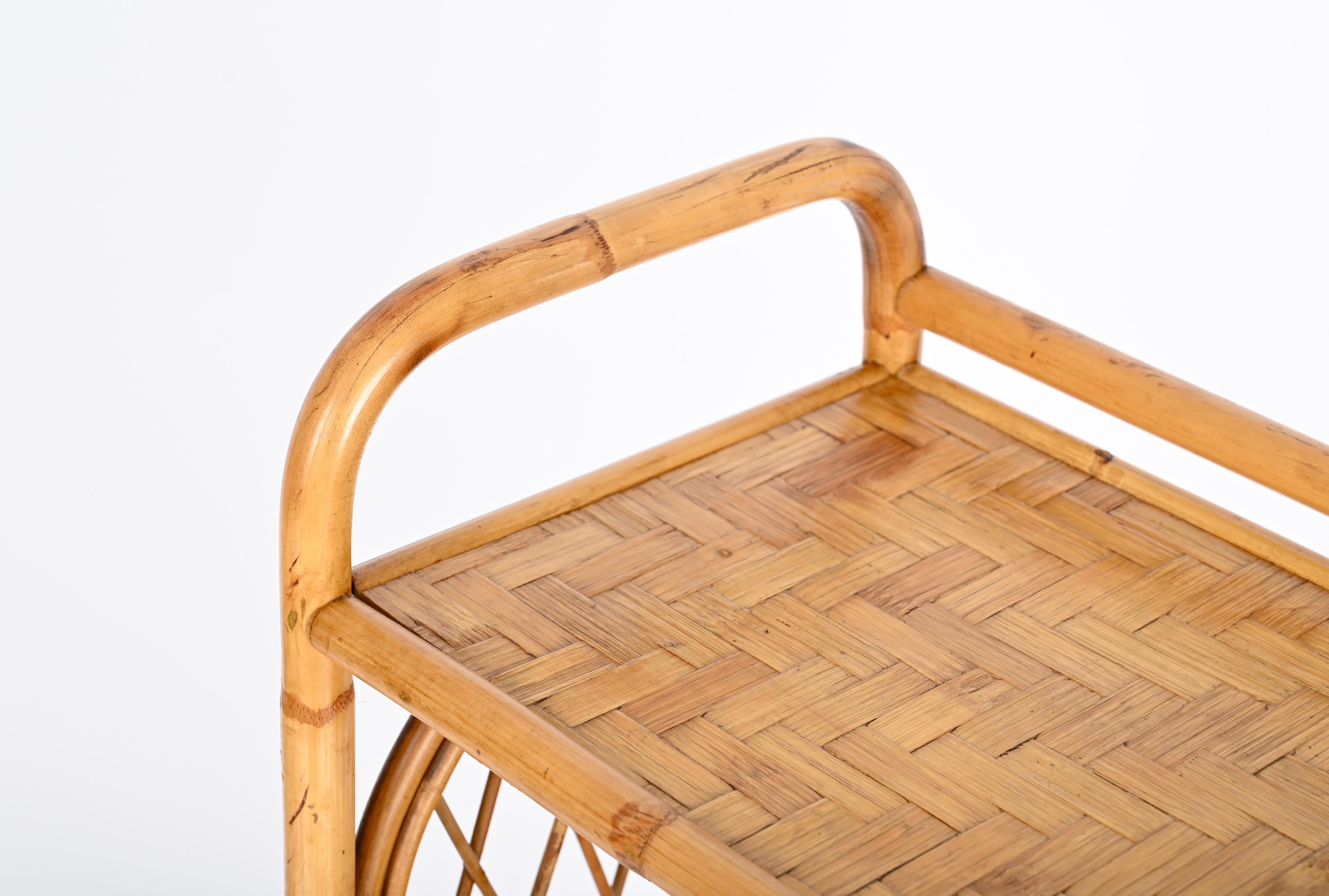 Vivai del Sud Italienisches Bücherregal Etagere aus Bambus und Rattan mit vier Einlegeböden, 1970er Jahre (20. Jahrhundert) im Angebot