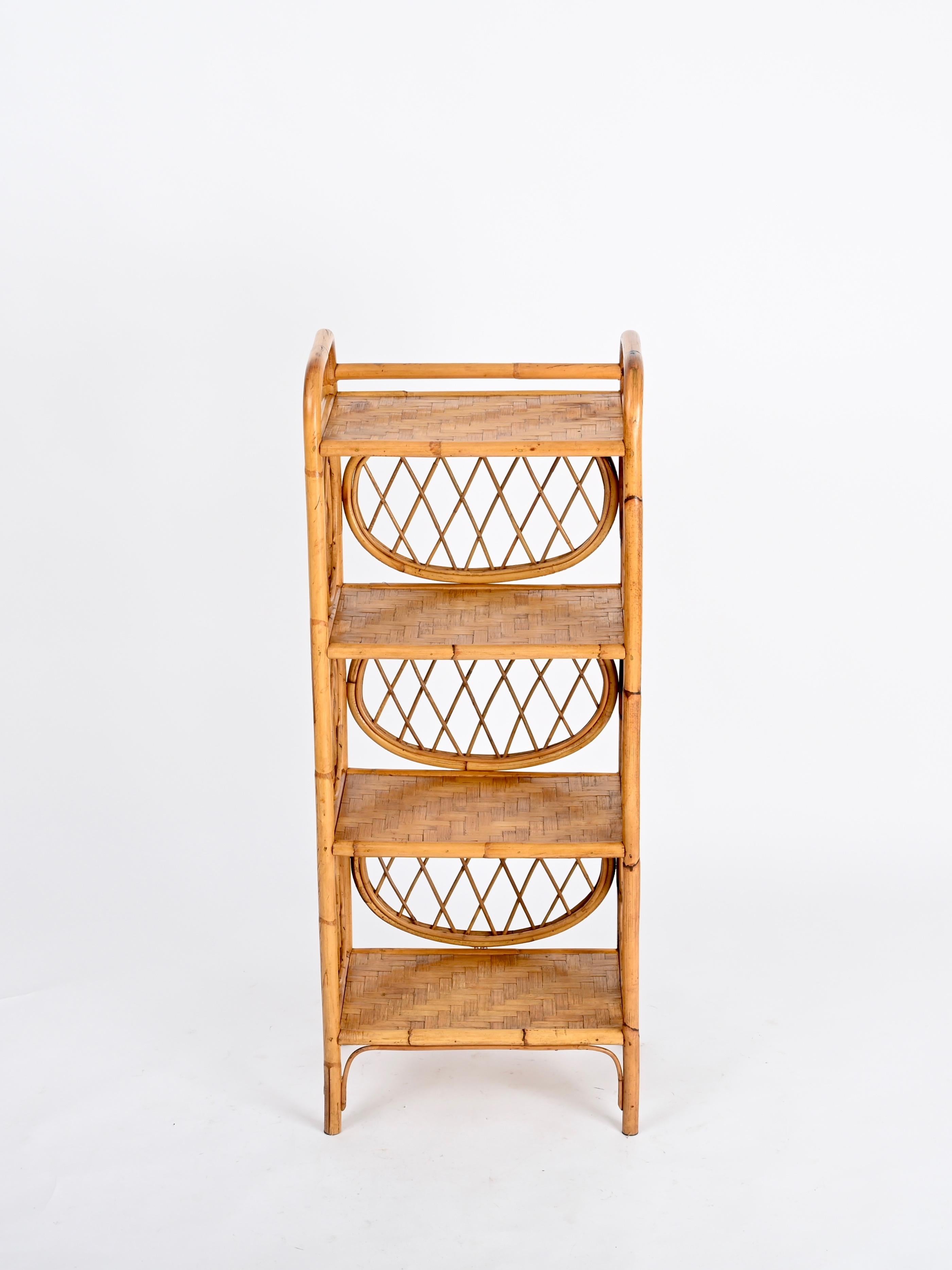 Vivai del Sud Italienisches Bücherregal Etagere aus Bambus und Rattan mit vier Einlegeböden, 1970er Jahre im Angebot 1
