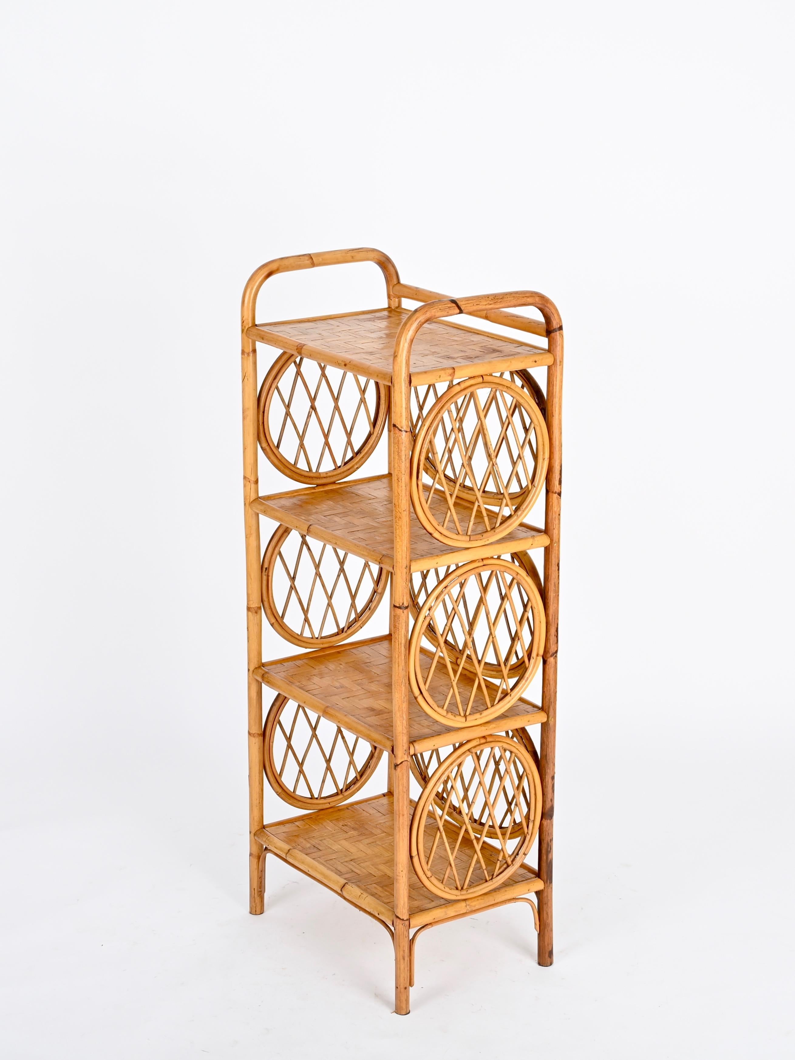 Vivai del Sud Italienisches Bücherregal Etagere aus Bambus und Rattan mit vier Einlegeböden, 1970er Jahre im Angebot 3