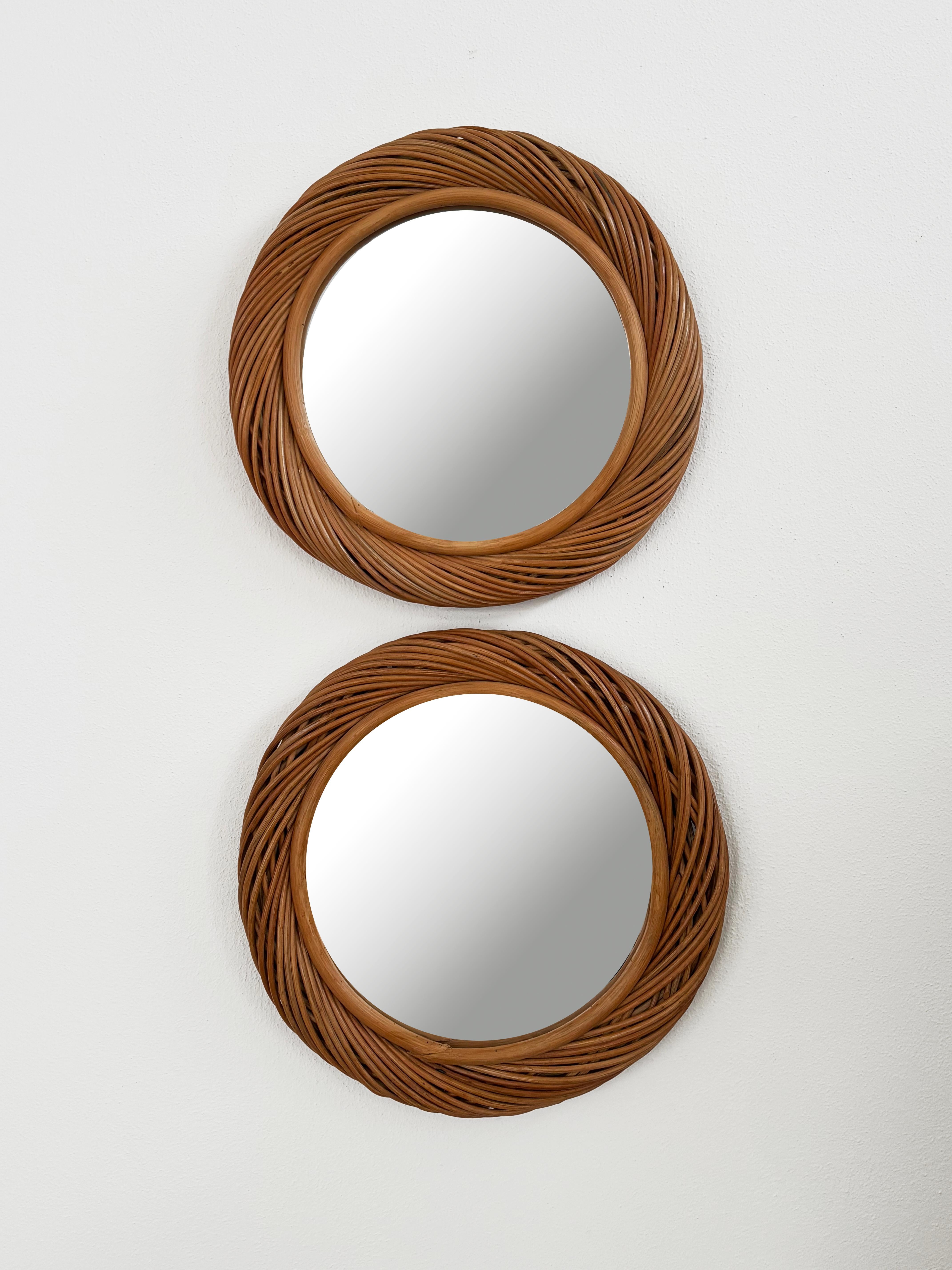Coppia di specchi da parete italiani del medioevo prodotti da Vivai del Sud  con cornice in rattan e giunco di bambù e marchio del produttore sul retro di entrambi gli specchi, produzione Italia anni '70

Si prega di notare che gli articoli sono