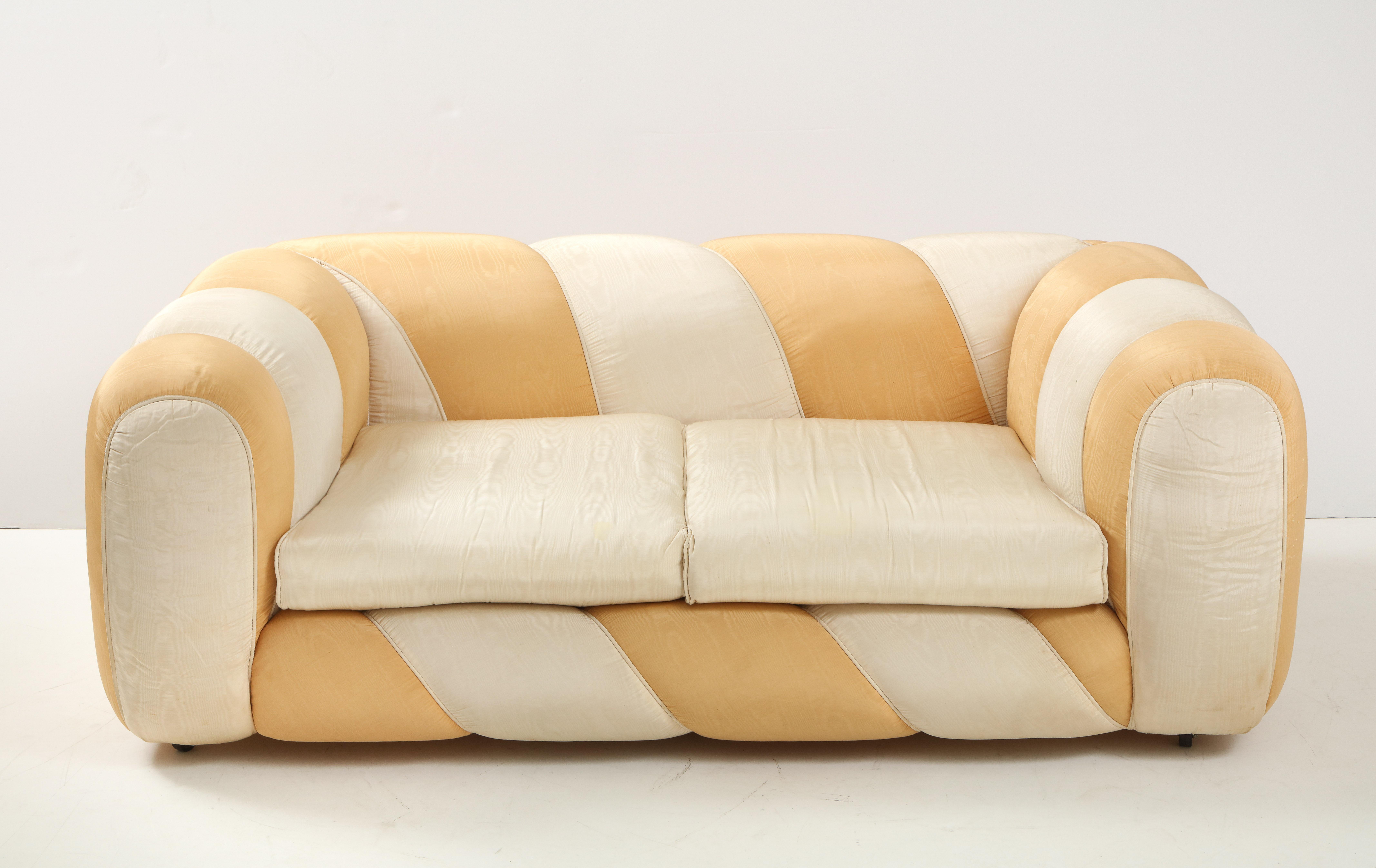 Un vibrant et joyeux canapé deux places Vivai del Sud en tissu moiré de soie or et crème ; tapisserie originale. La forme lisse et sensuelle, combinée à la couleur douce, crée une apparence presque de bonbon. Le design, la fabrication et la forme